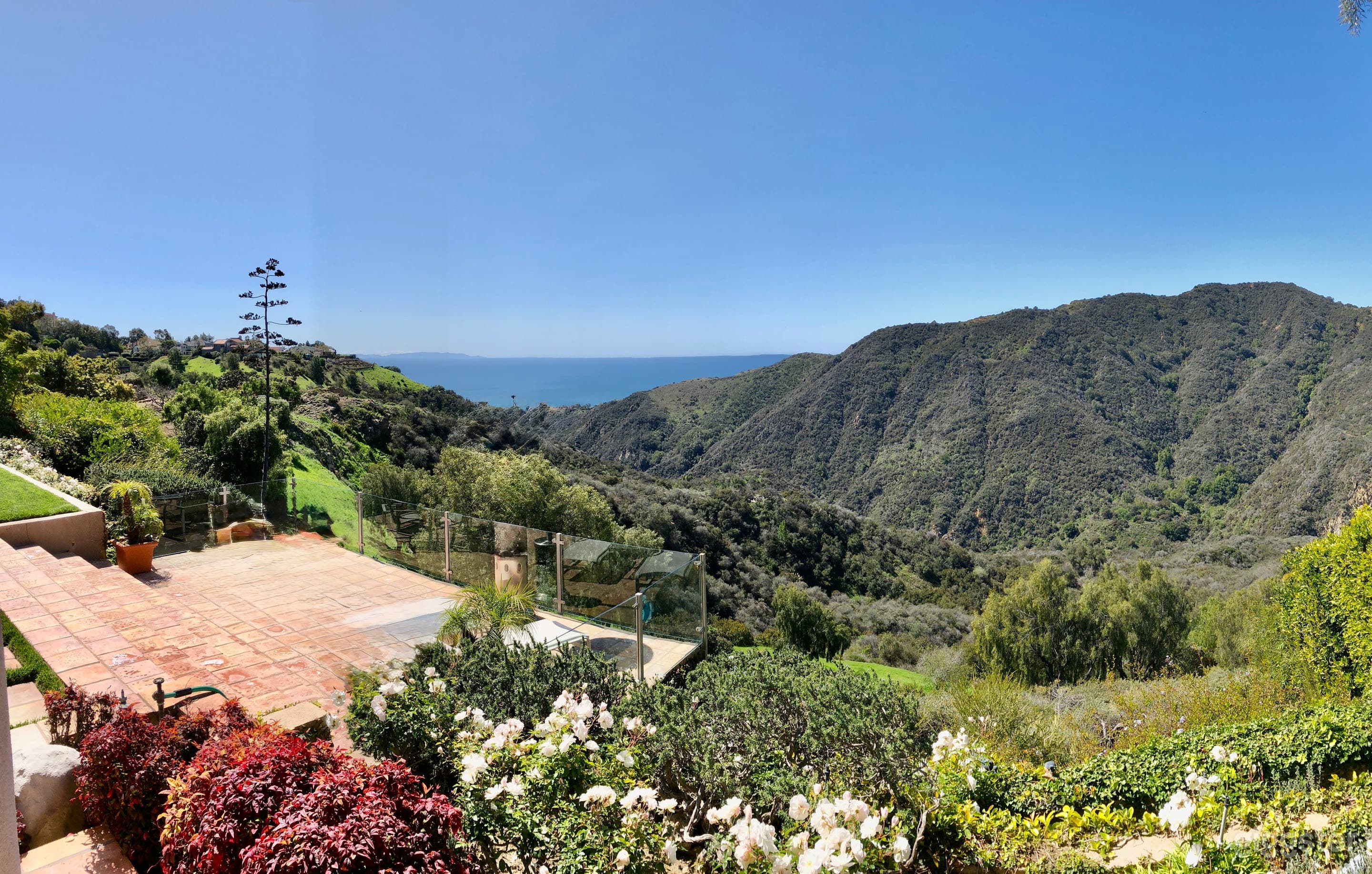 Majestic Mansion in the Palisades Highlands (Whole Property) Photo 4