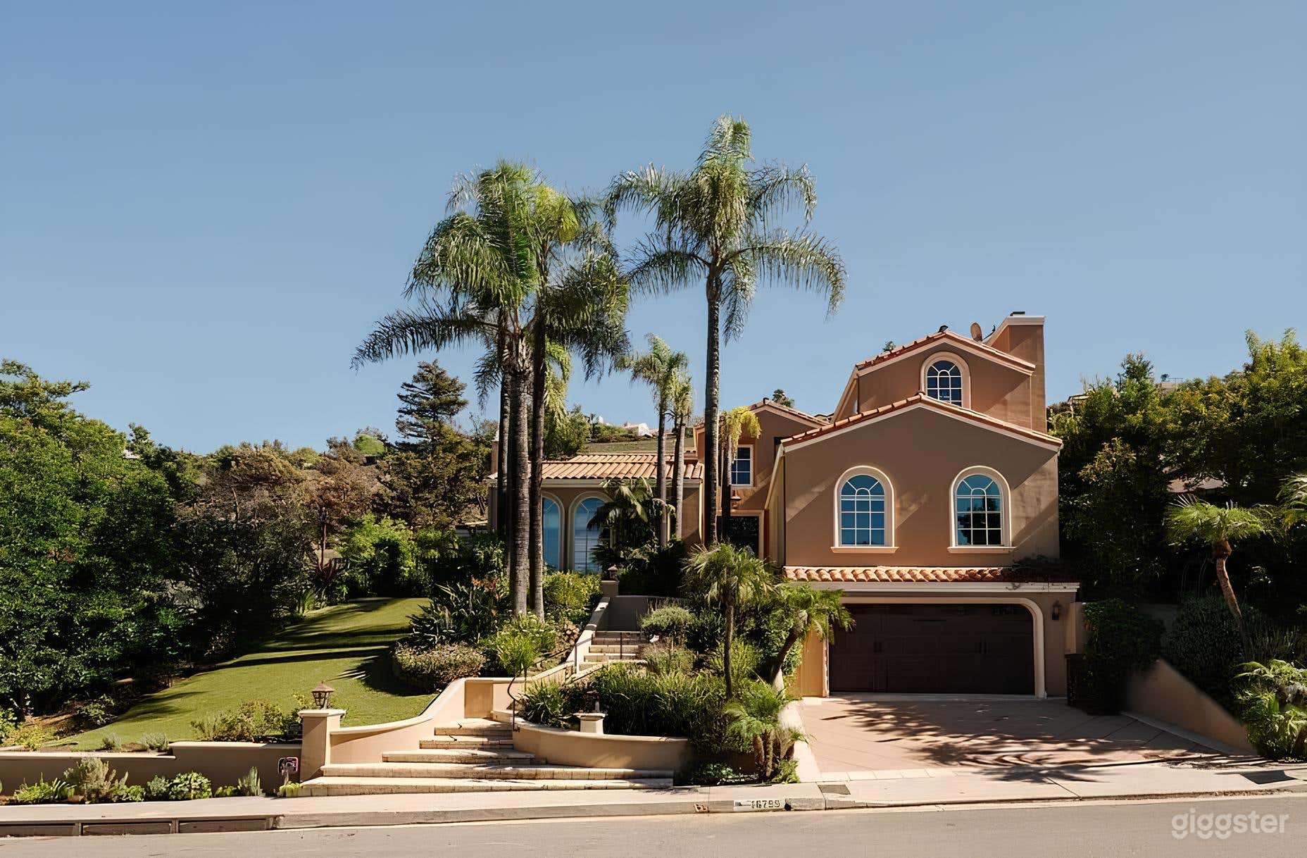 Majestic Mansion in the Palisades Highlands (Whole Property) Photo 2