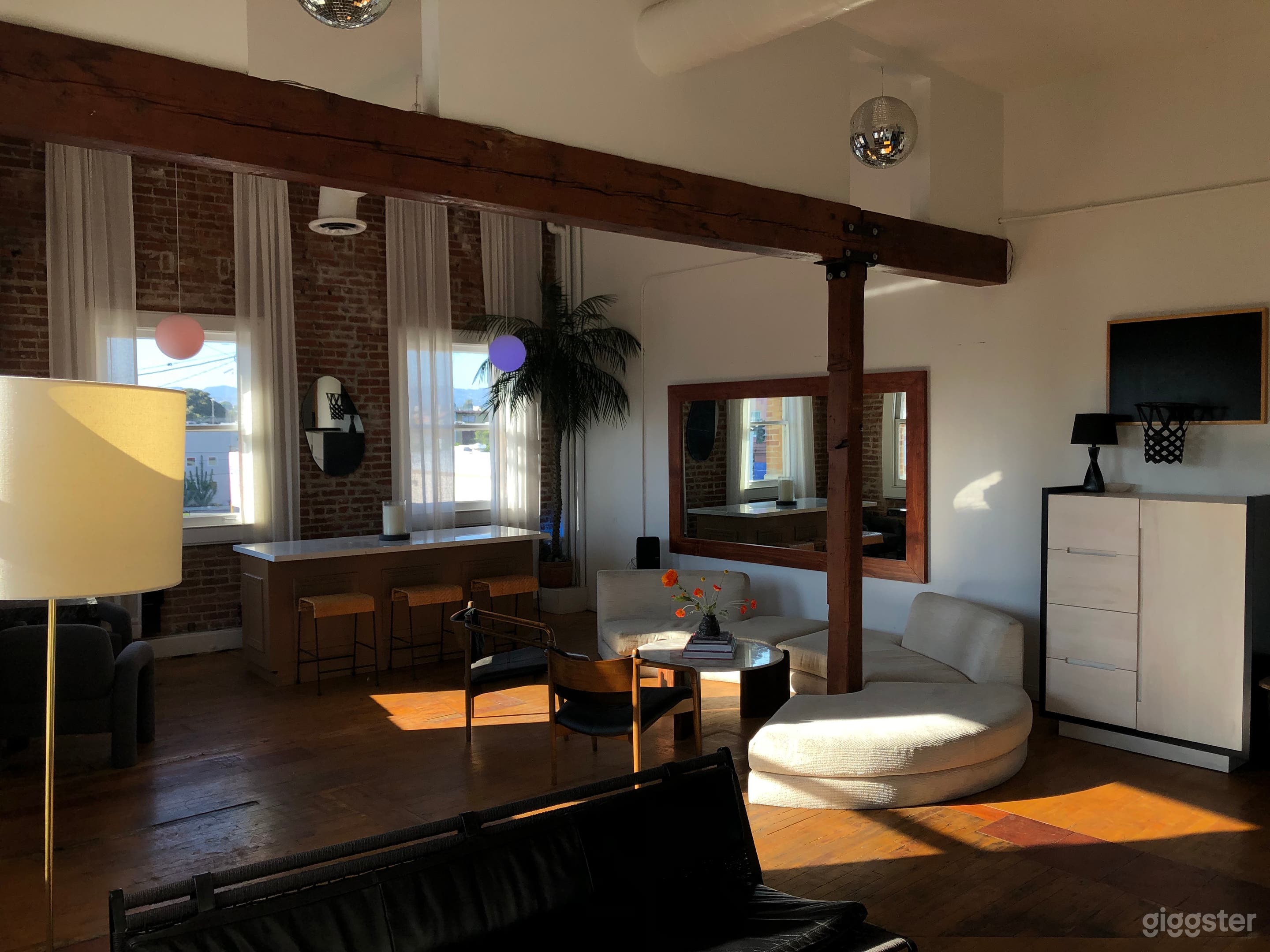 Airy Loft With a View of the Venice Sign Photo 2