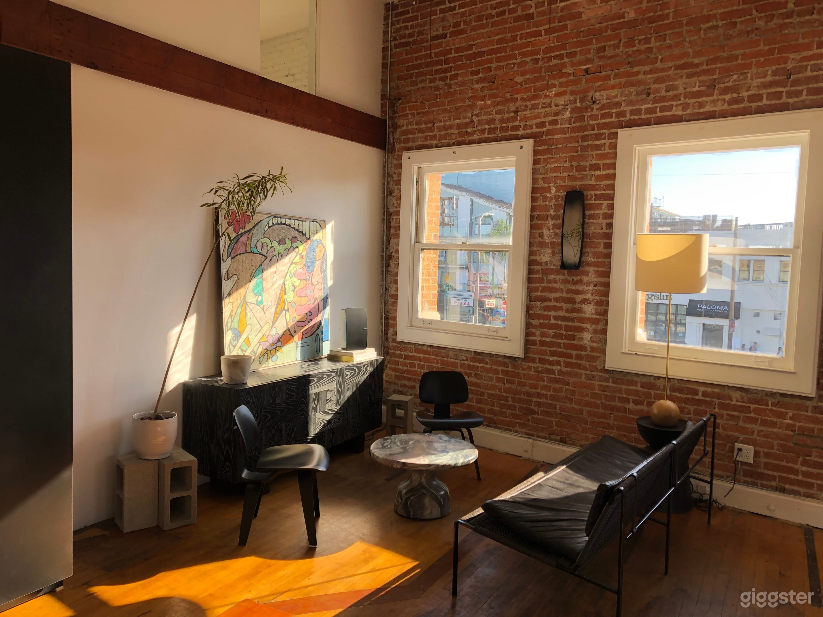 Airy Loft With a View of the Venice Sign Photo 1