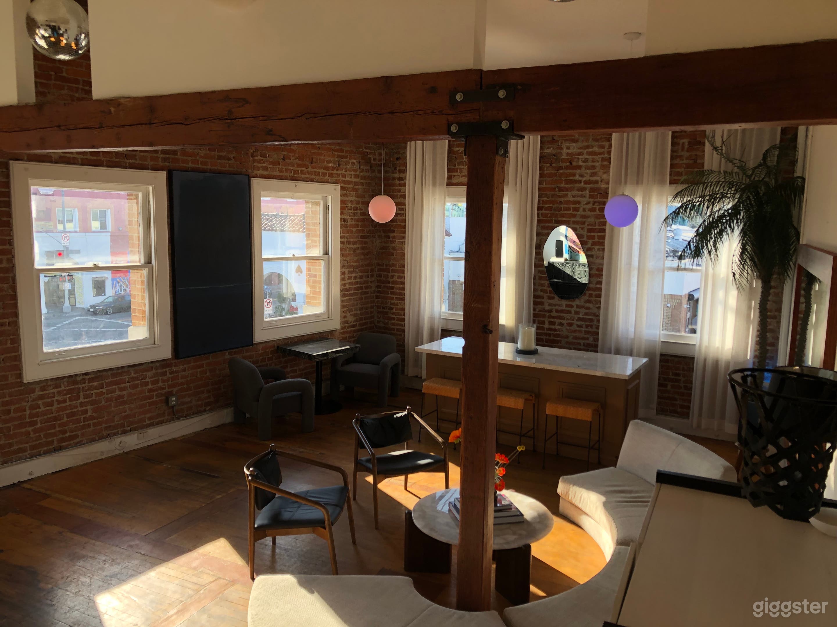 Airy Loft With a View of the Venice Sign Photo 3