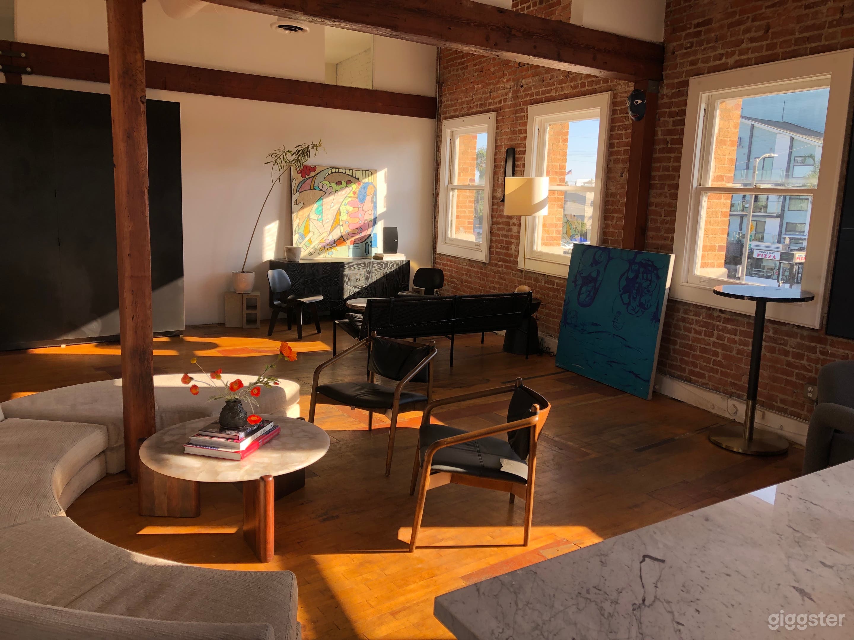 Airy Loft With a View of the Venice Sign Photo 4