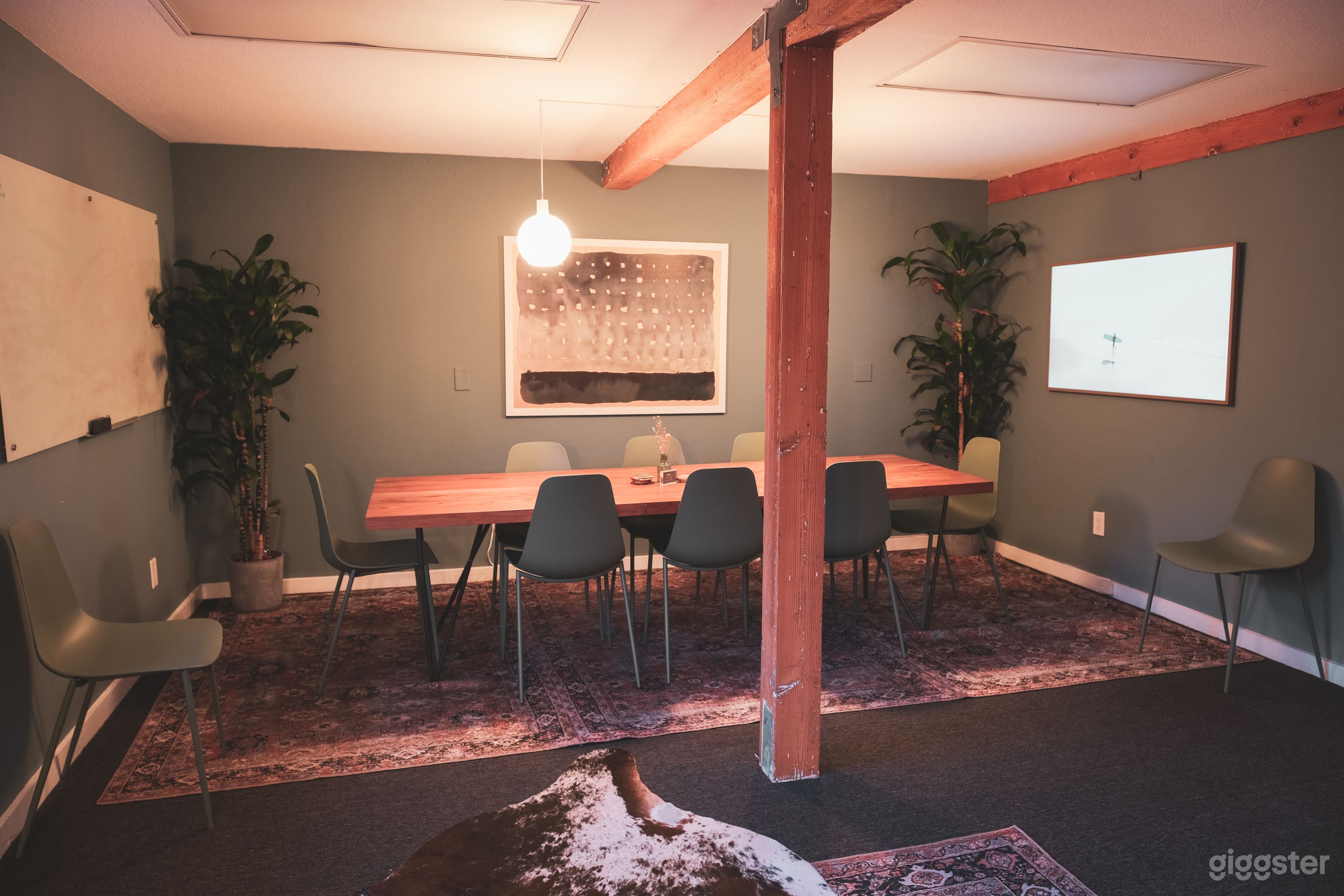 Cozy Meeting Space Photo 4