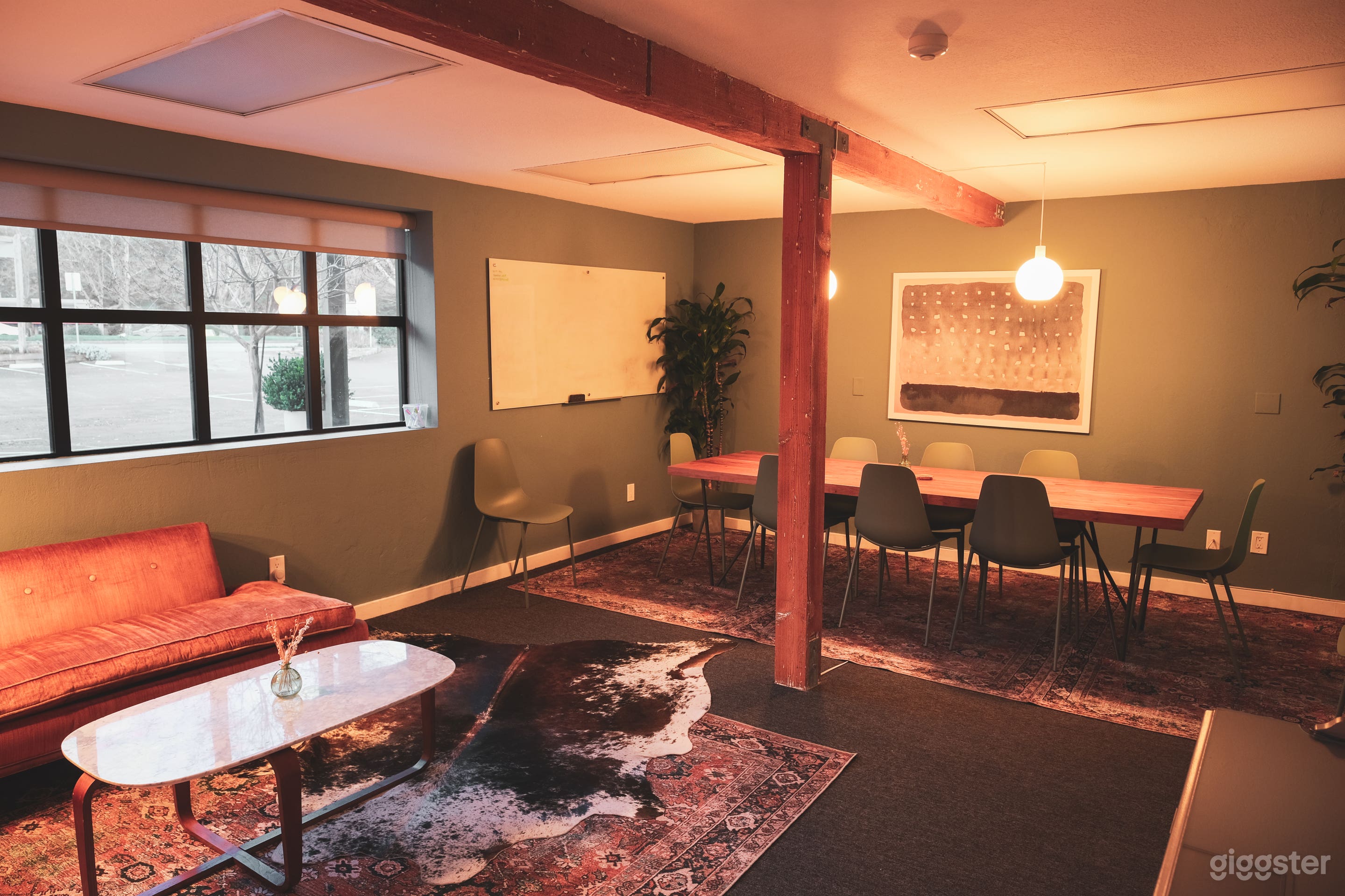 Cozy Meeting Space Photo 3