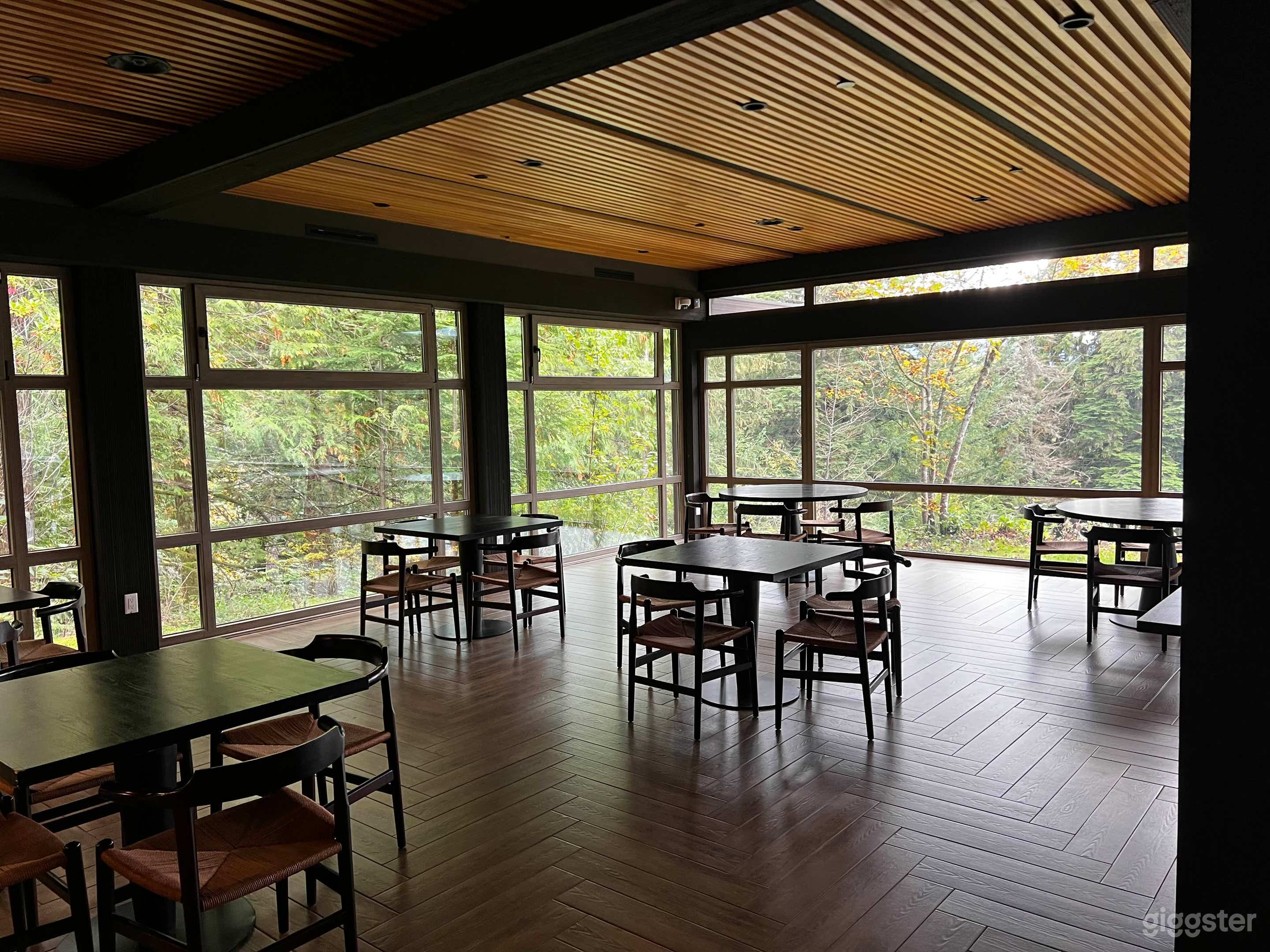 Spacious and scenic event/restaurant space Photo 4