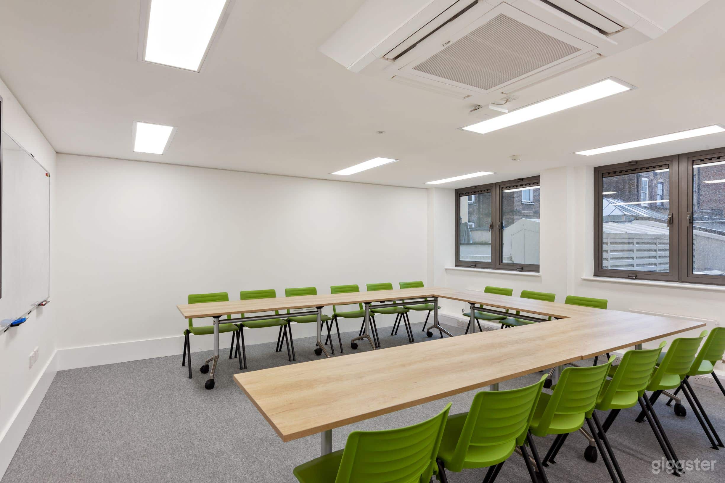 Ronalds Room Photo 2