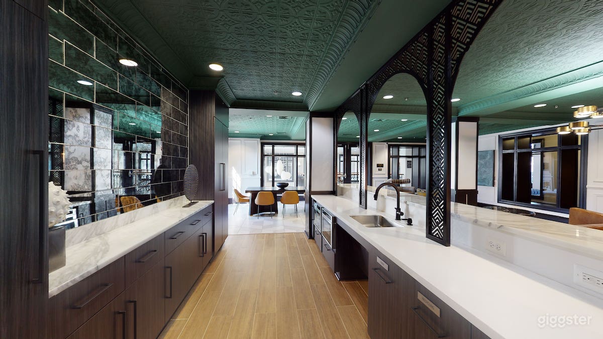 Pub-Style Lounge in Alexandria Photo 4