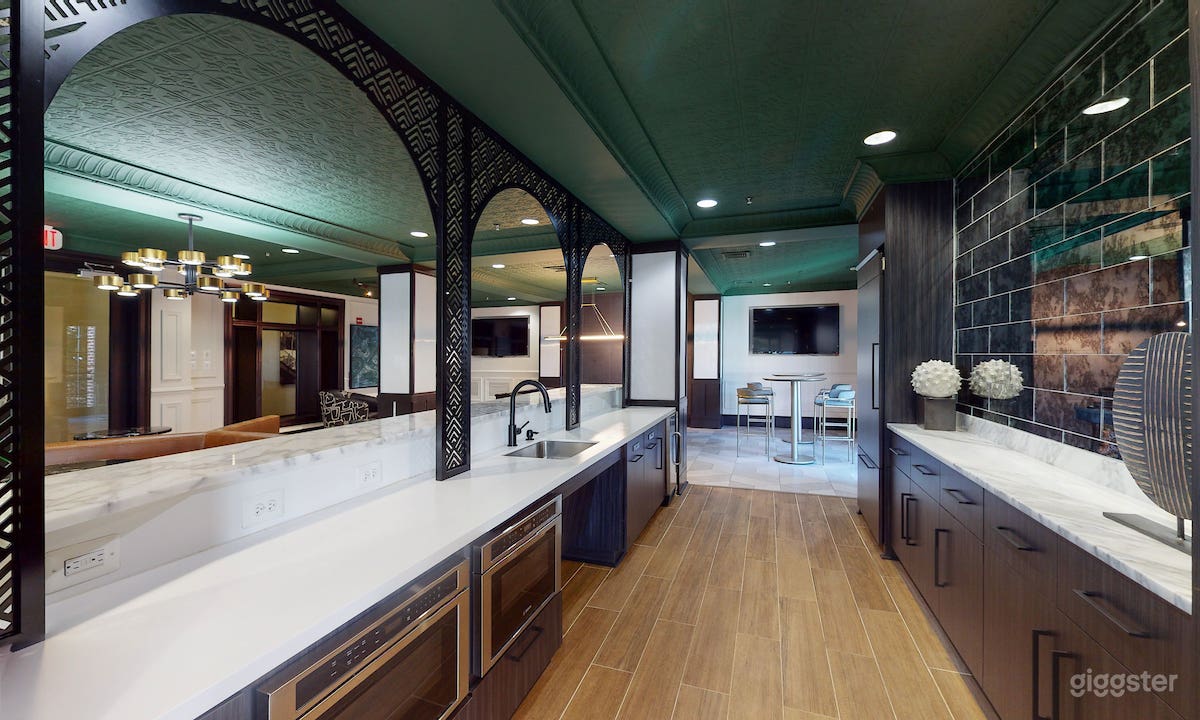 Pub-Style Lounge in Alexandria Photo 3