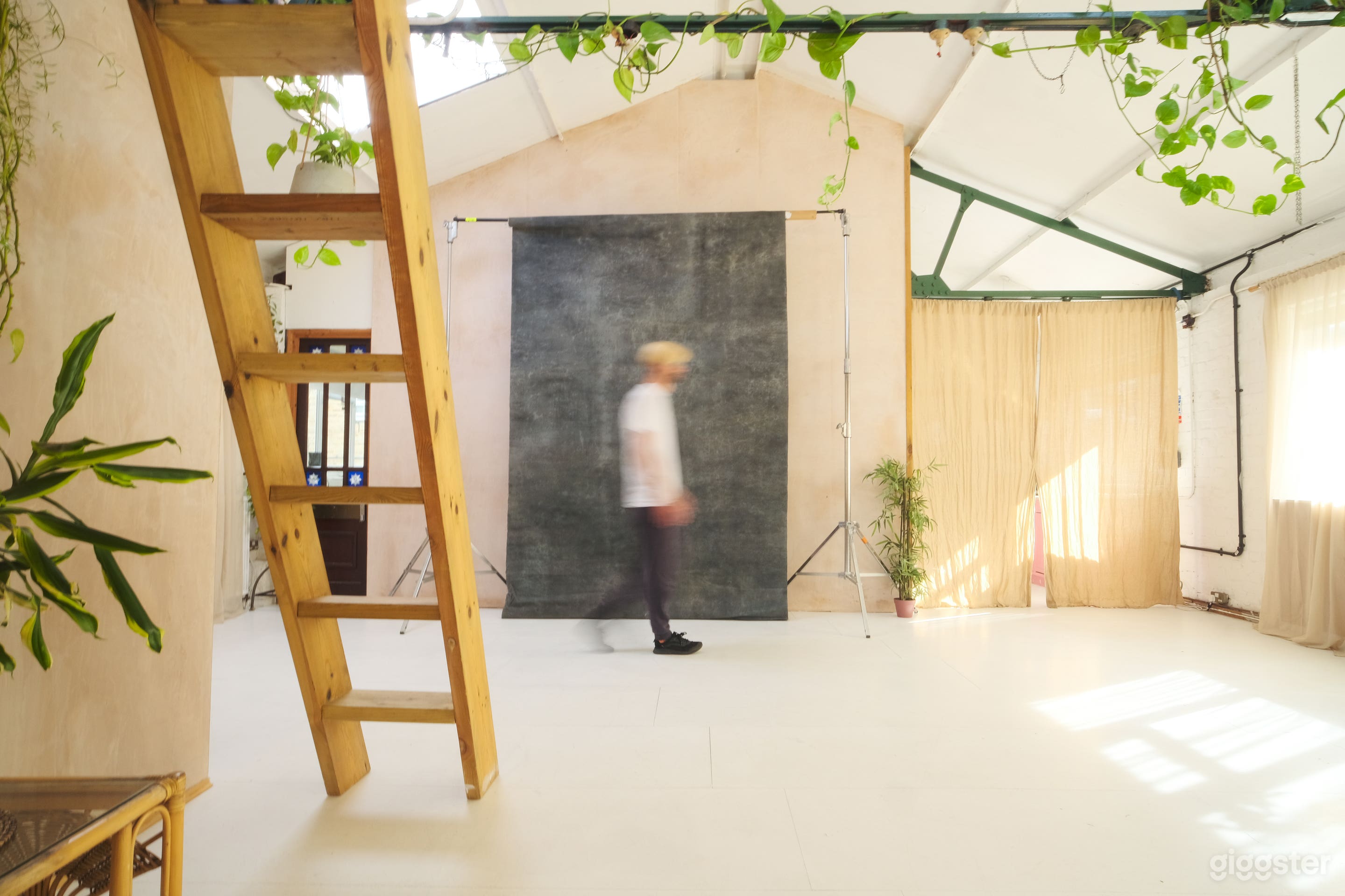 Mid-Century Warehouse Loft, W/Photography/Lighting package Photo 2