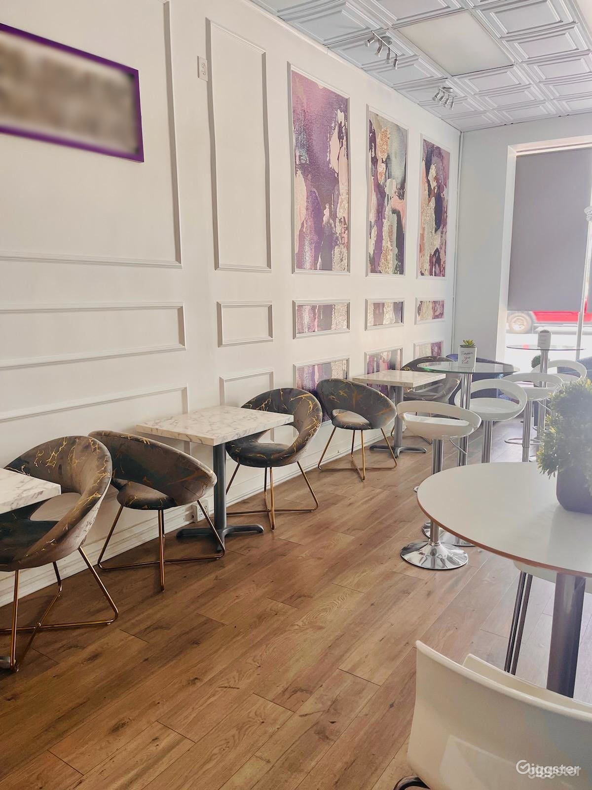 Lounge Meeting Area | Social Hour  Photo 3