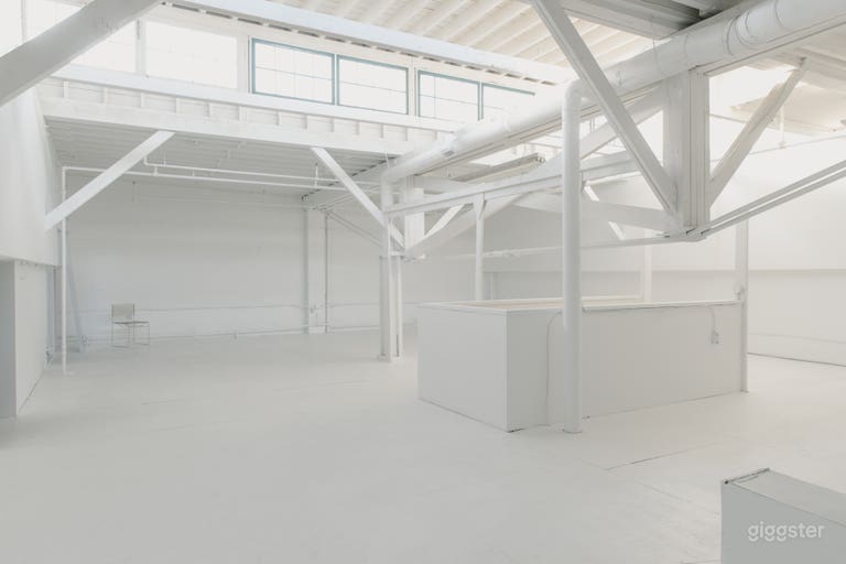  Unique bright mezzanine space with natural light 