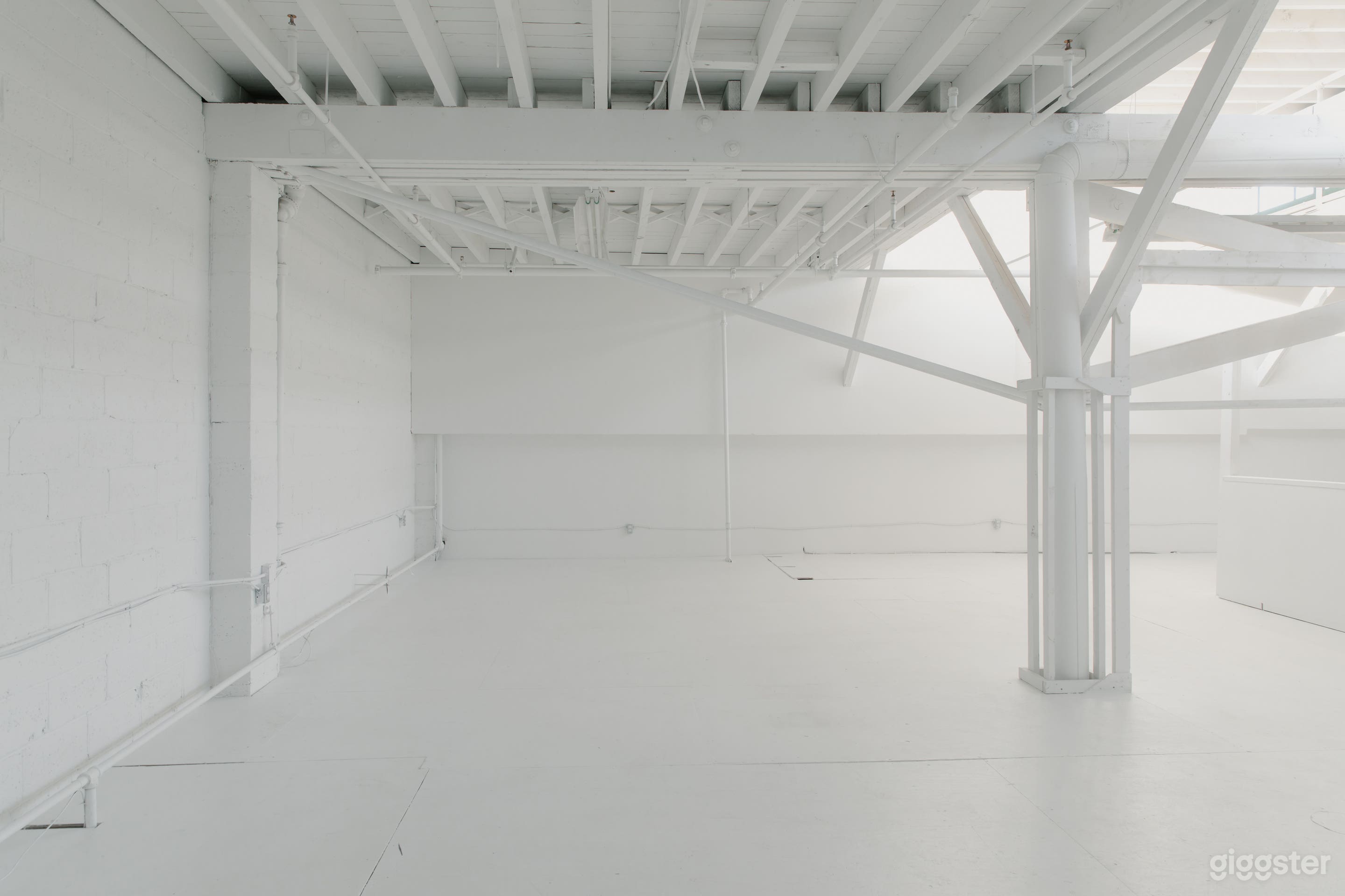 Unique bright mezzanine space with natural light Photo 4