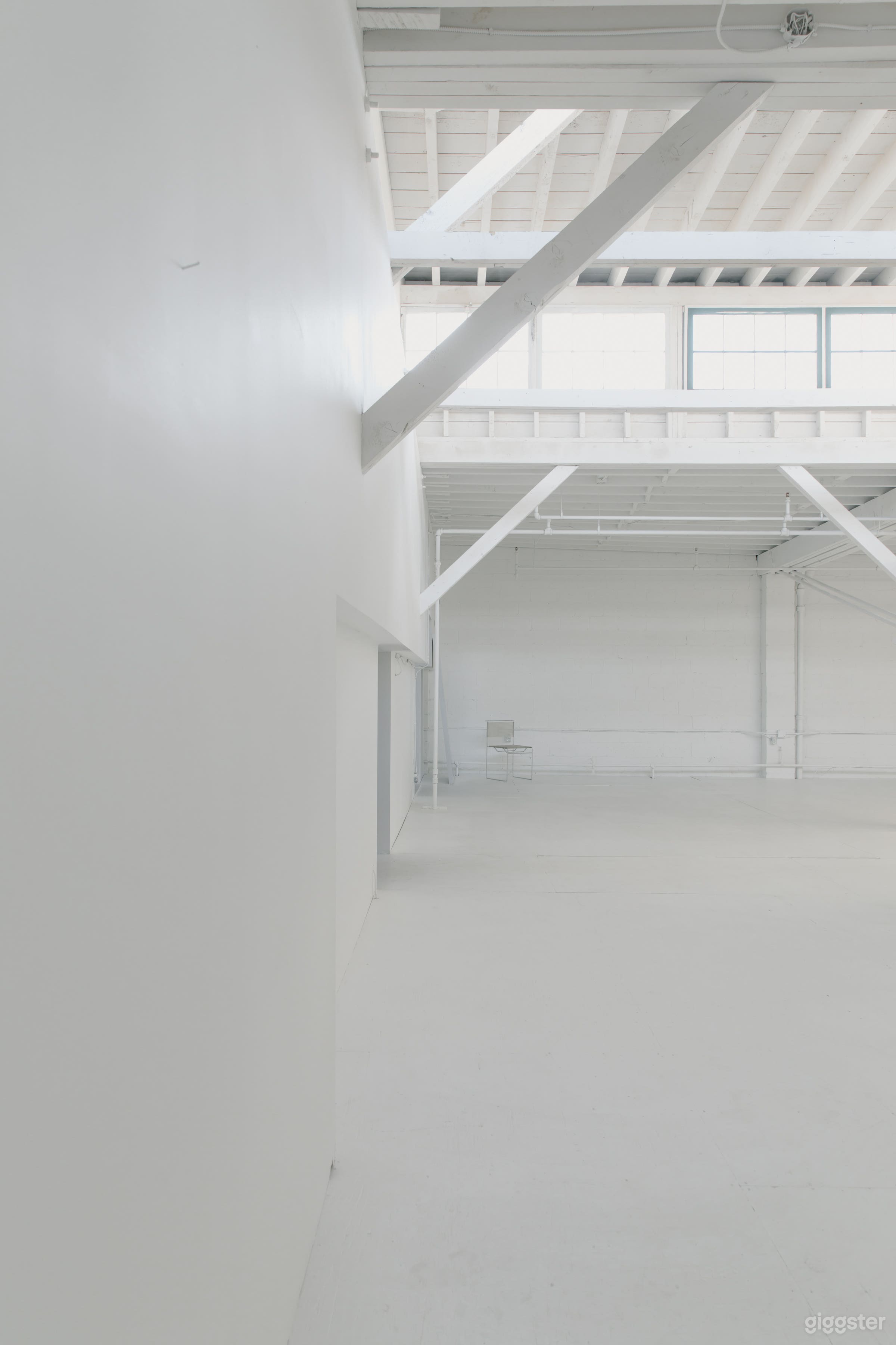 Unique bright mezzanine space with natural light Photo 3