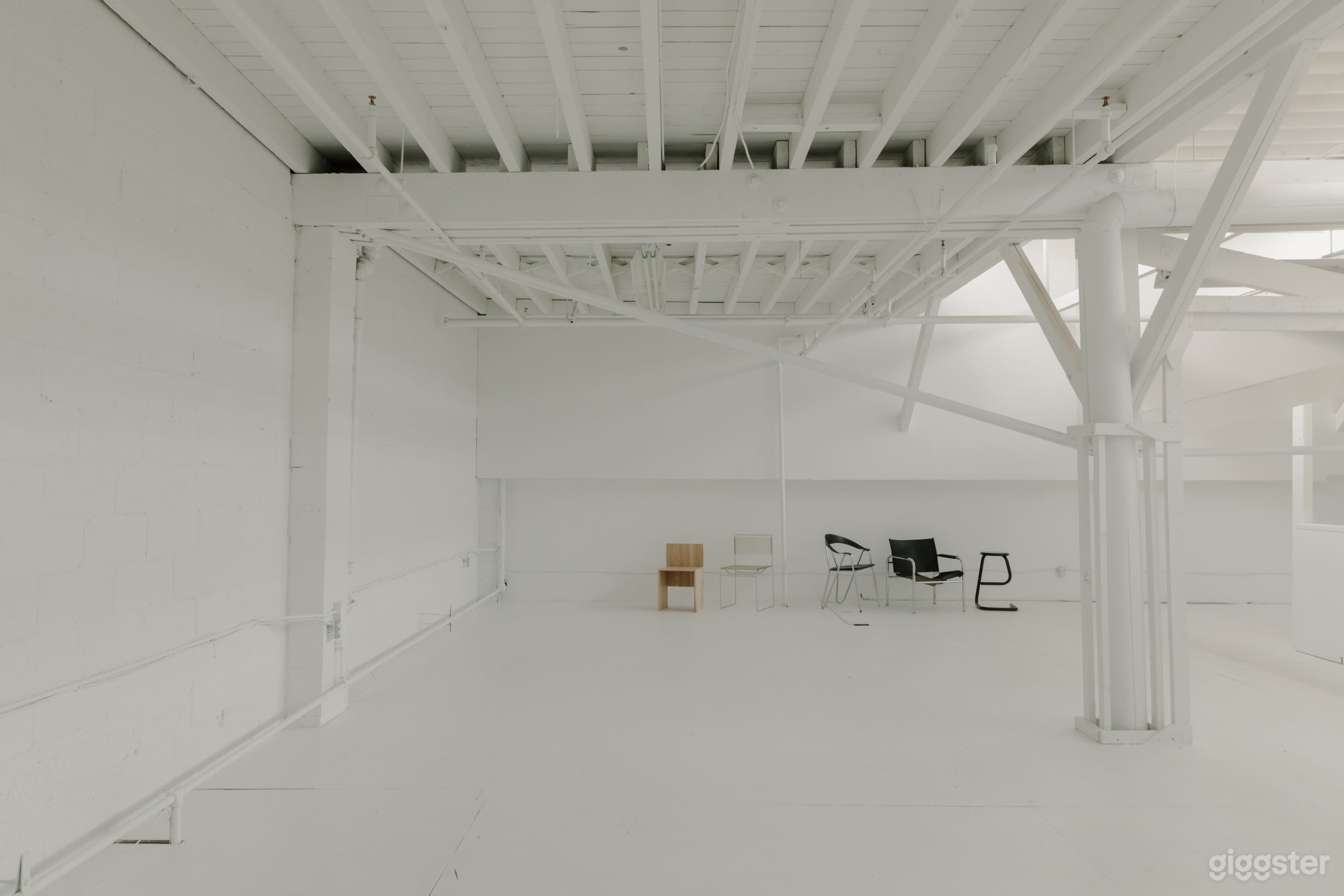 Unique bright mezzanine space with natural light Photo 1