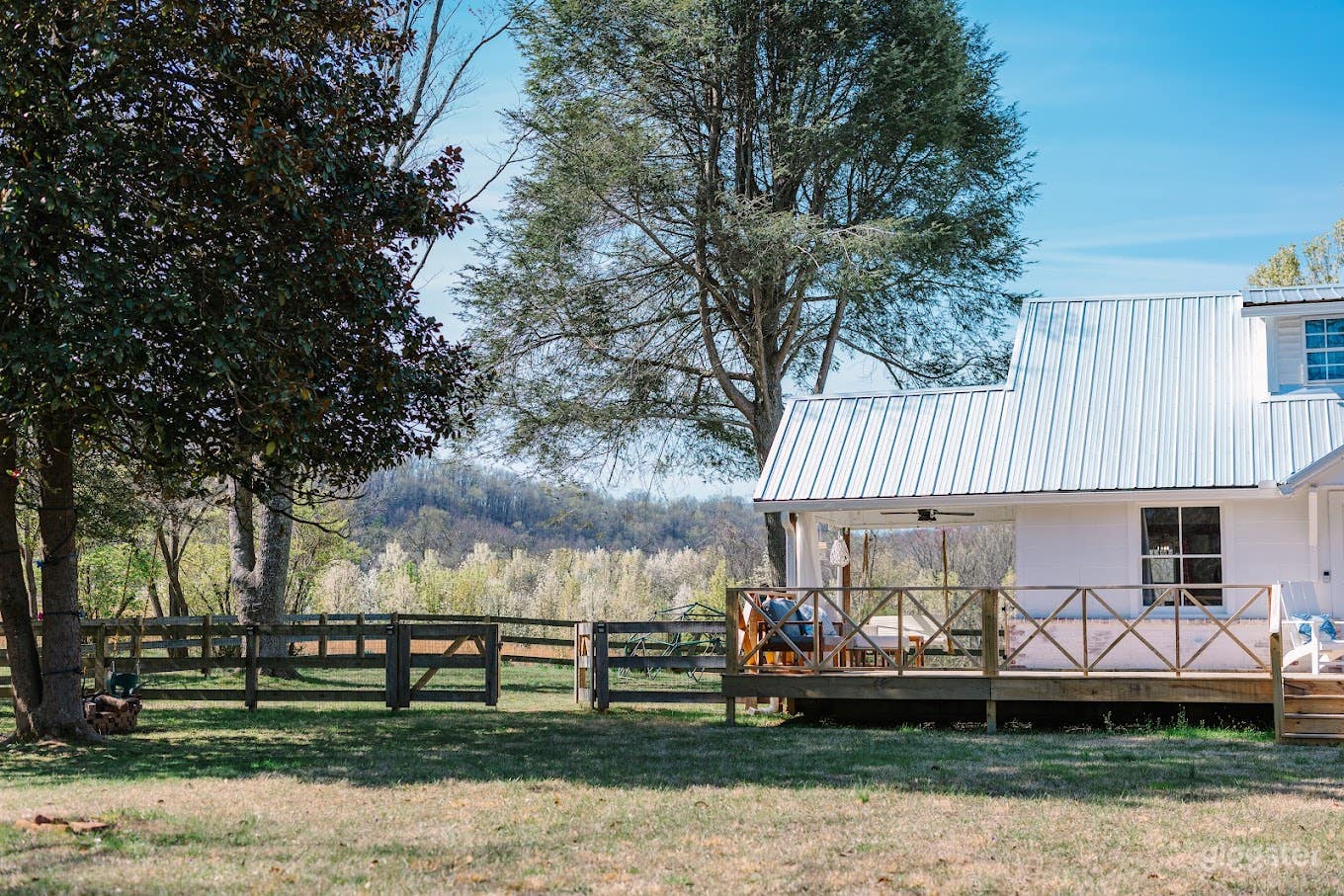 Outdoor Studio in a a country suburb of Knoxville Photo 1