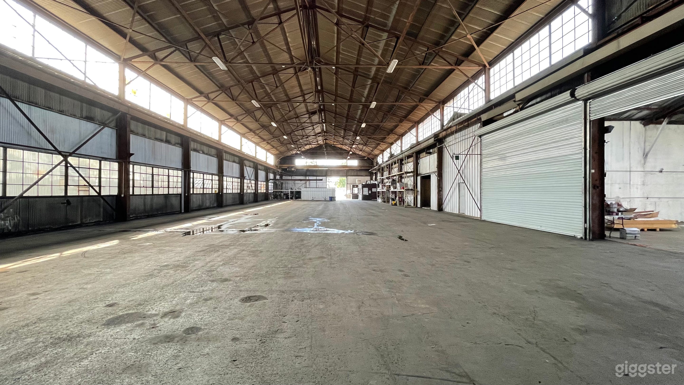 Mega Stage: Huge Warehouse Location Photo 4