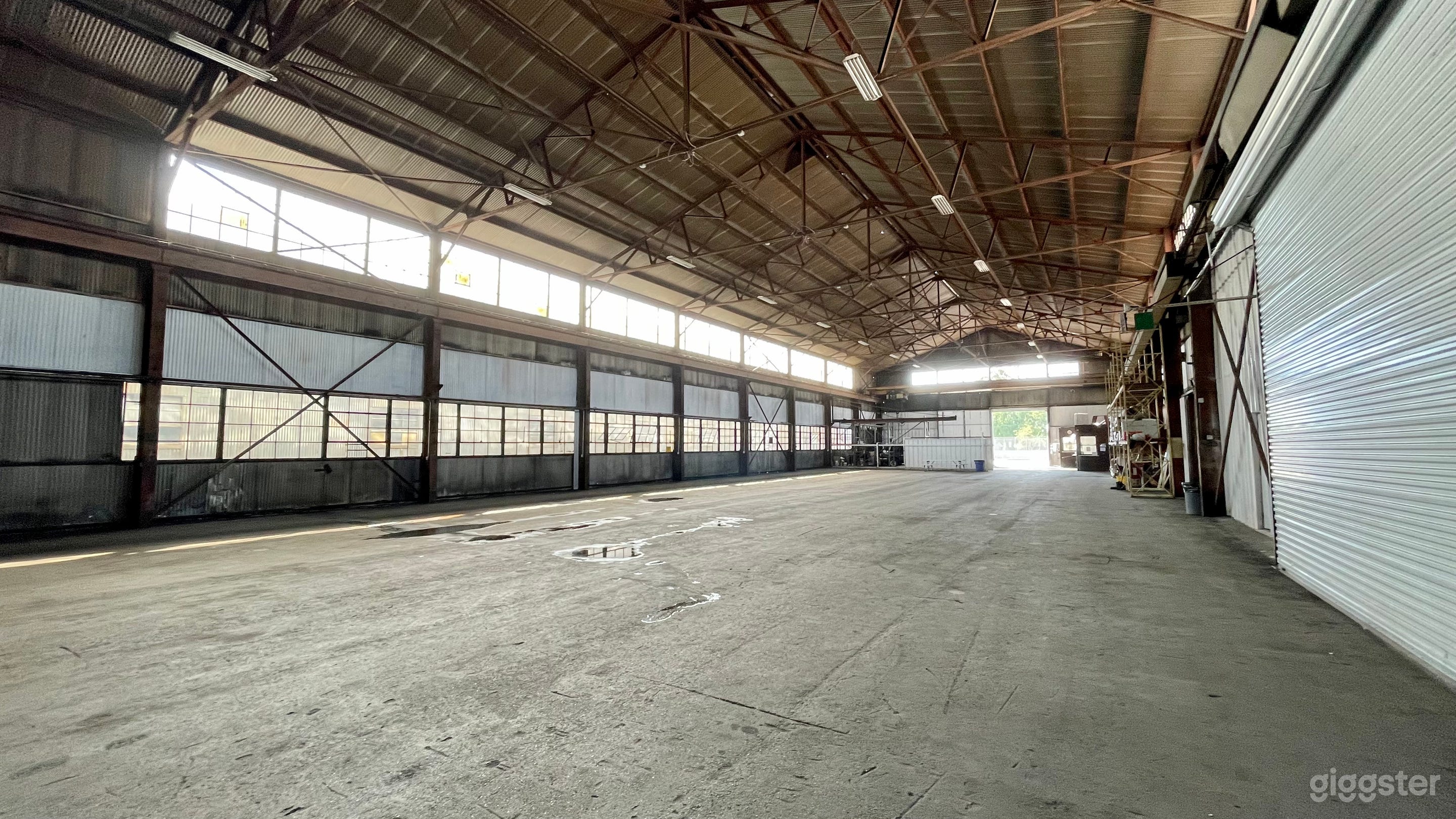 Mega Stage: Huge Warehouse Location Photo 1