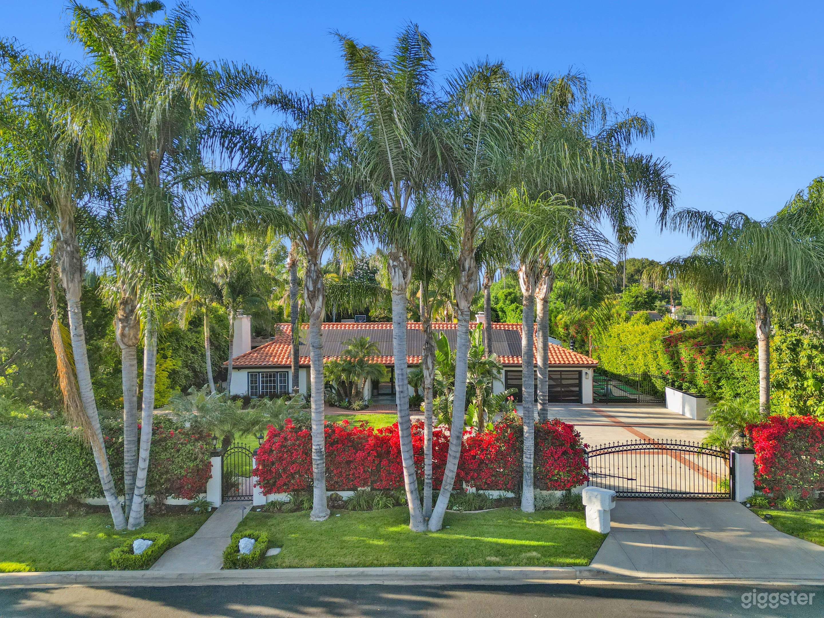  ERWIN RESORT STYLE VILLA/ SPORTS COURT/TENTED GYM Photo 2