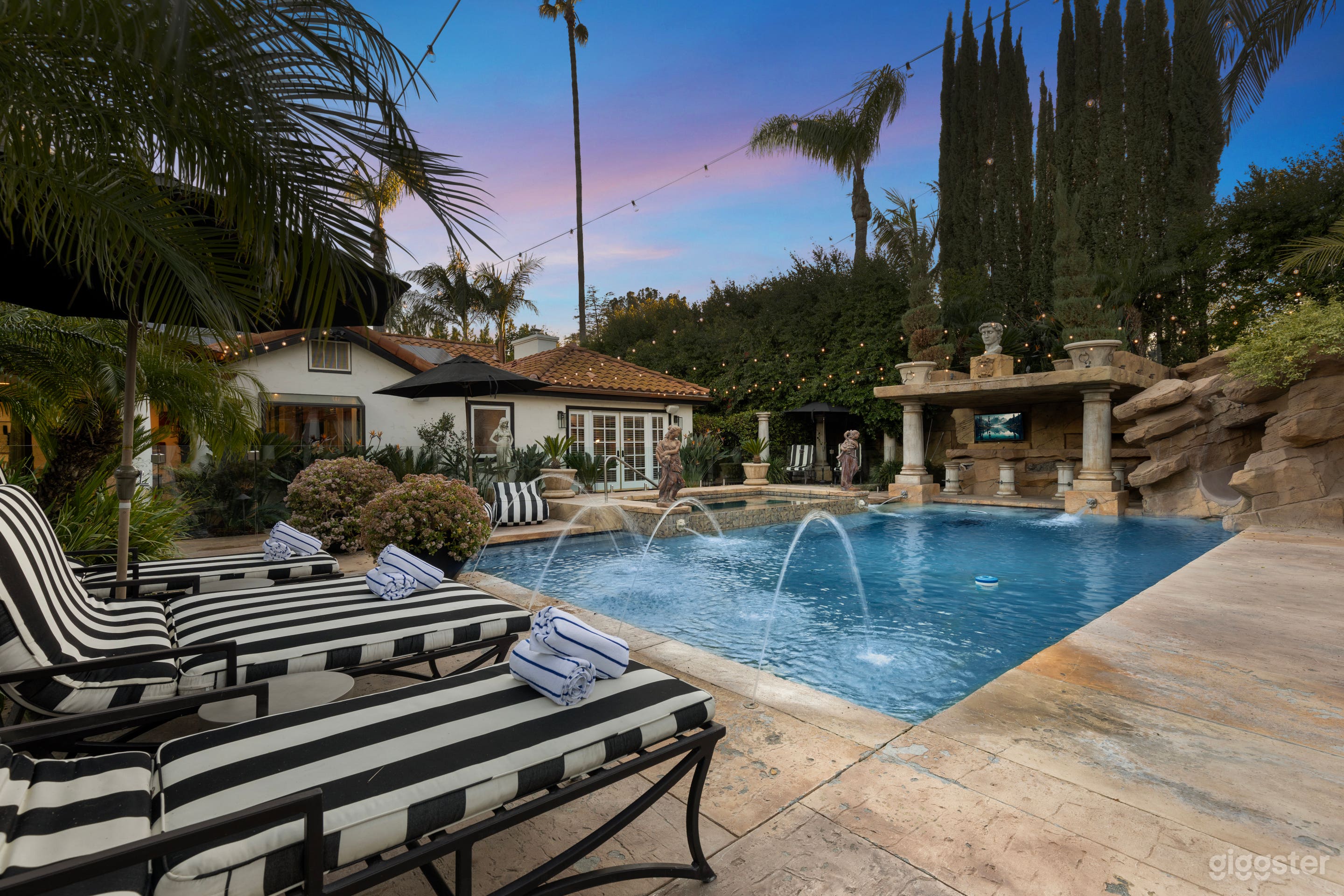  ERWIN RESORT STYLE VILLA/ SPORTS COURT/TENTED GYM Photo 3