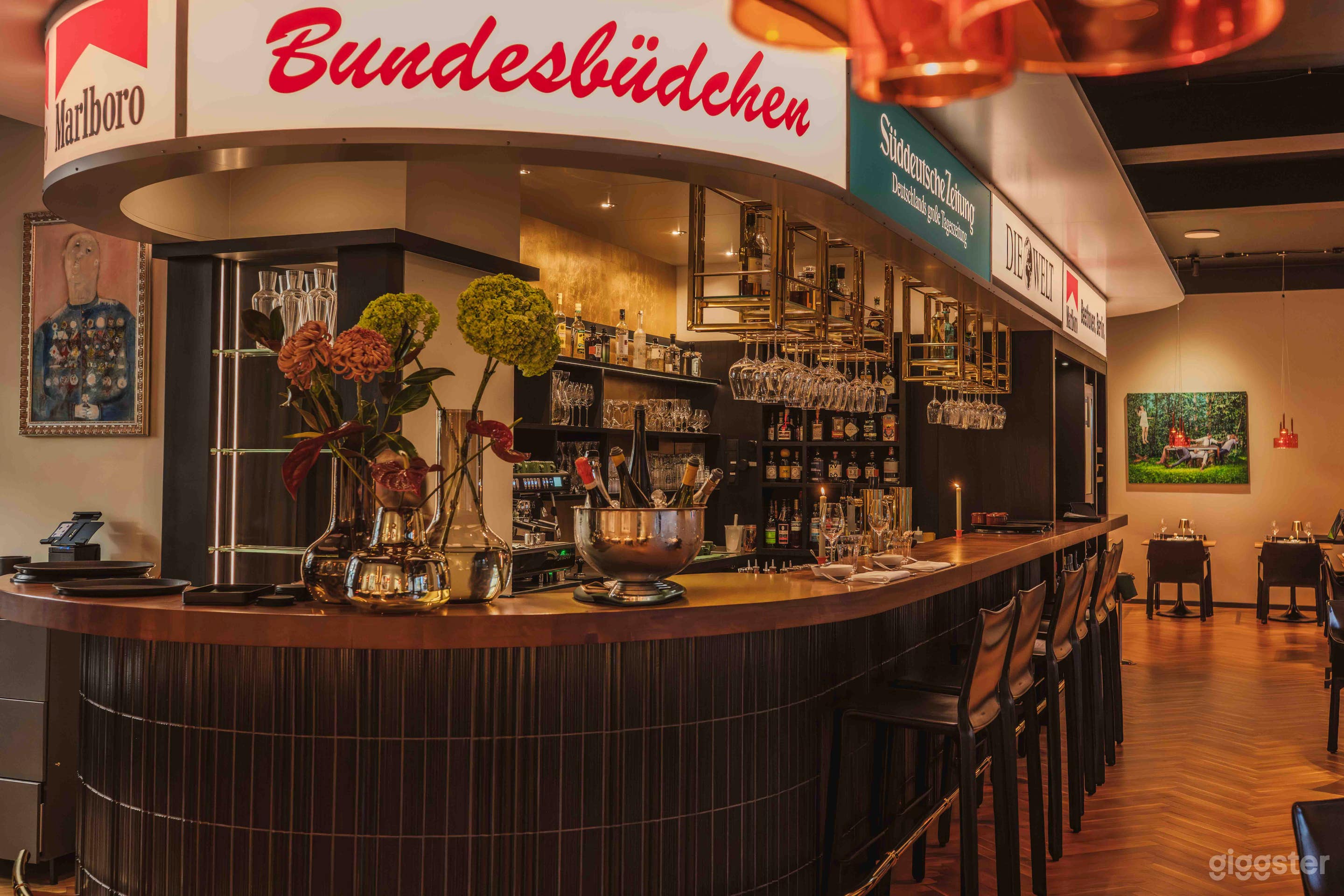 Warm and Stylish Contemporary German Kitchen Photo 4