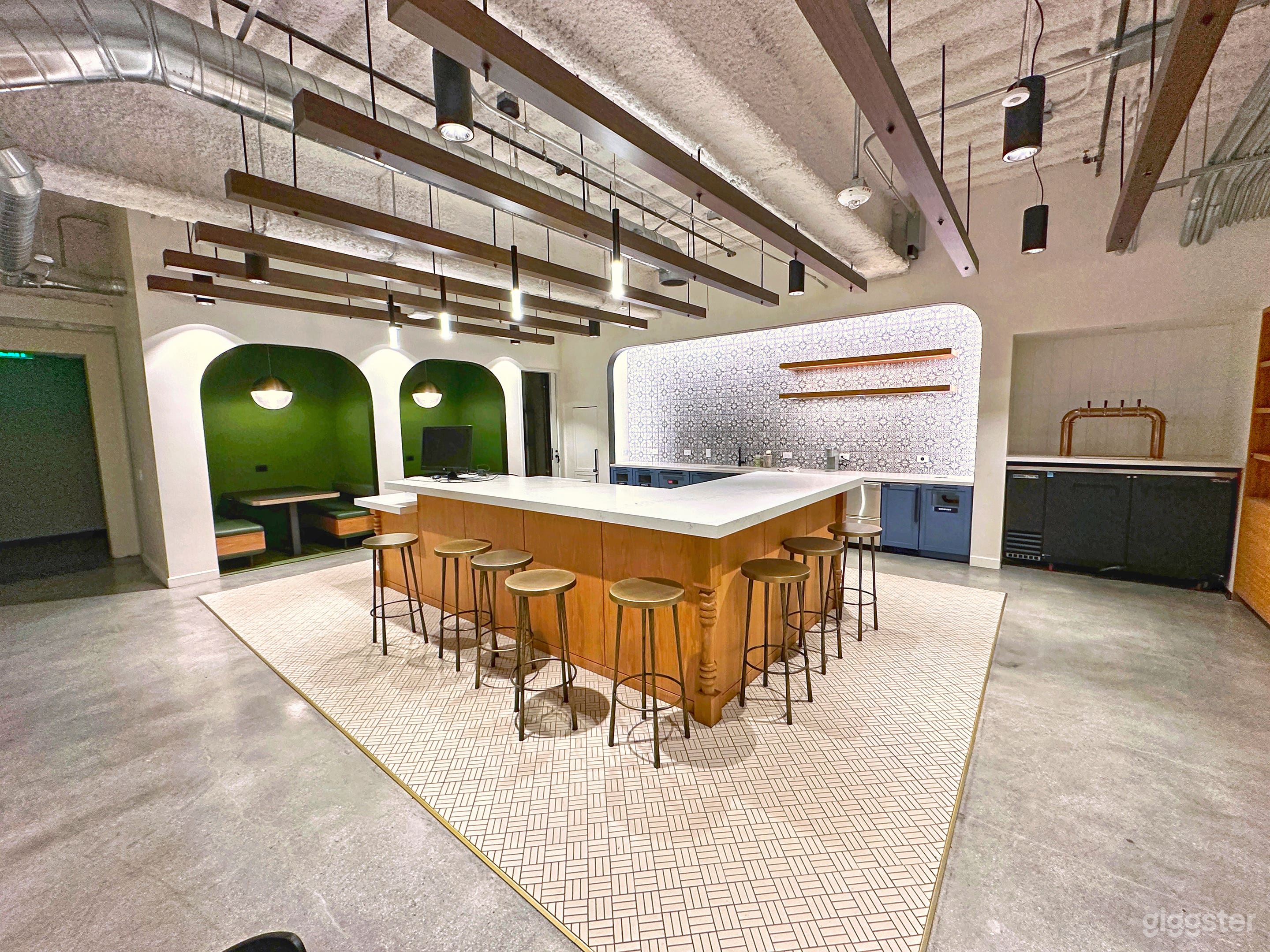 Beautiful kitchen area great for hosting a mixer or pop-up. 
