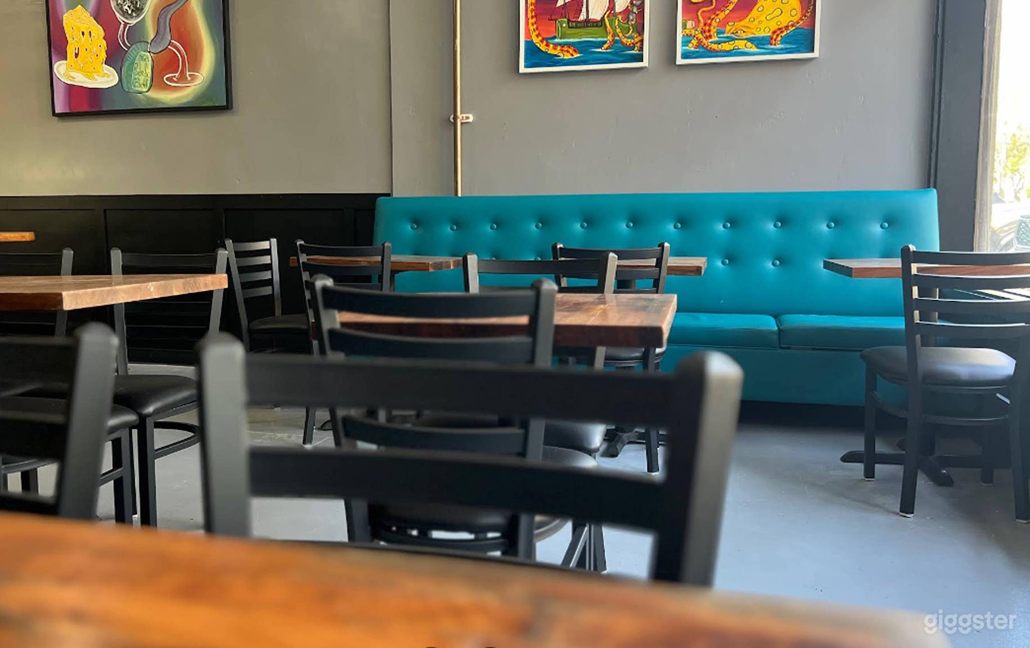 Elegant 700 sq ft Main Dining Room Photo 2