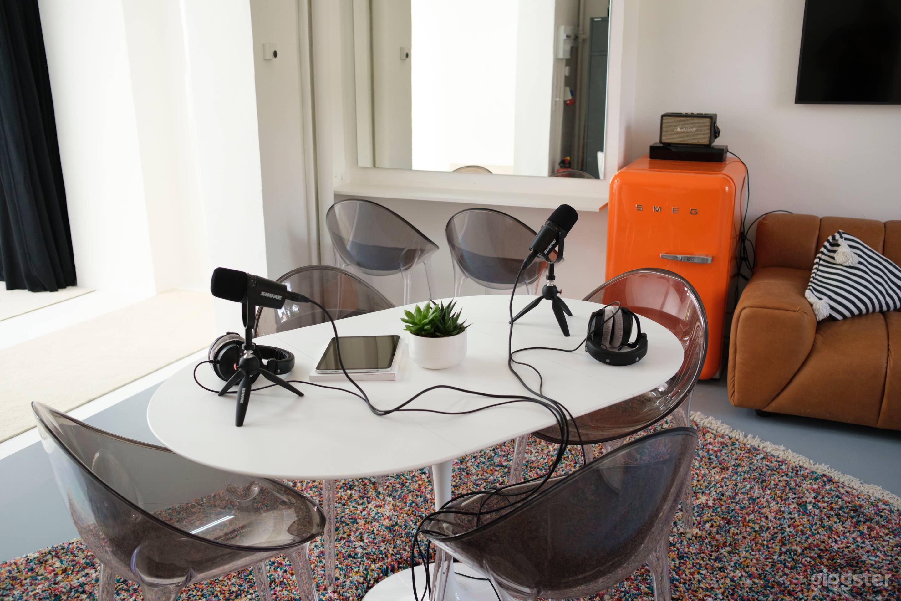 Ausrüstung für die Podcast-Aufnahme sowie bei Bedarf ein professionelles Team stehen zur Verfügung.