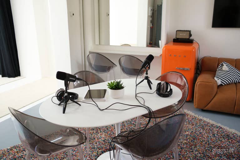  Ausrüstung für die Podcast-Aufnahme sowie bei Bedarf ein professionelles Team stehen zur Verfügung. 