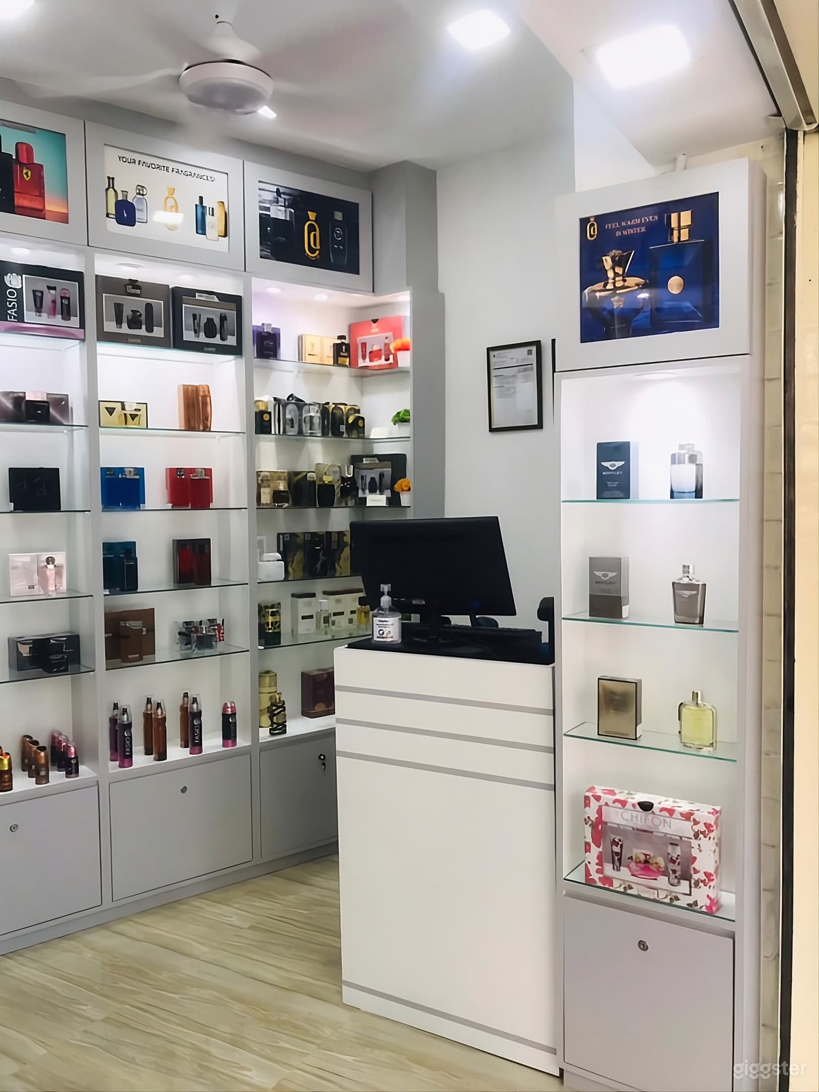 Compact Perfume Shop for Filming Photo 4