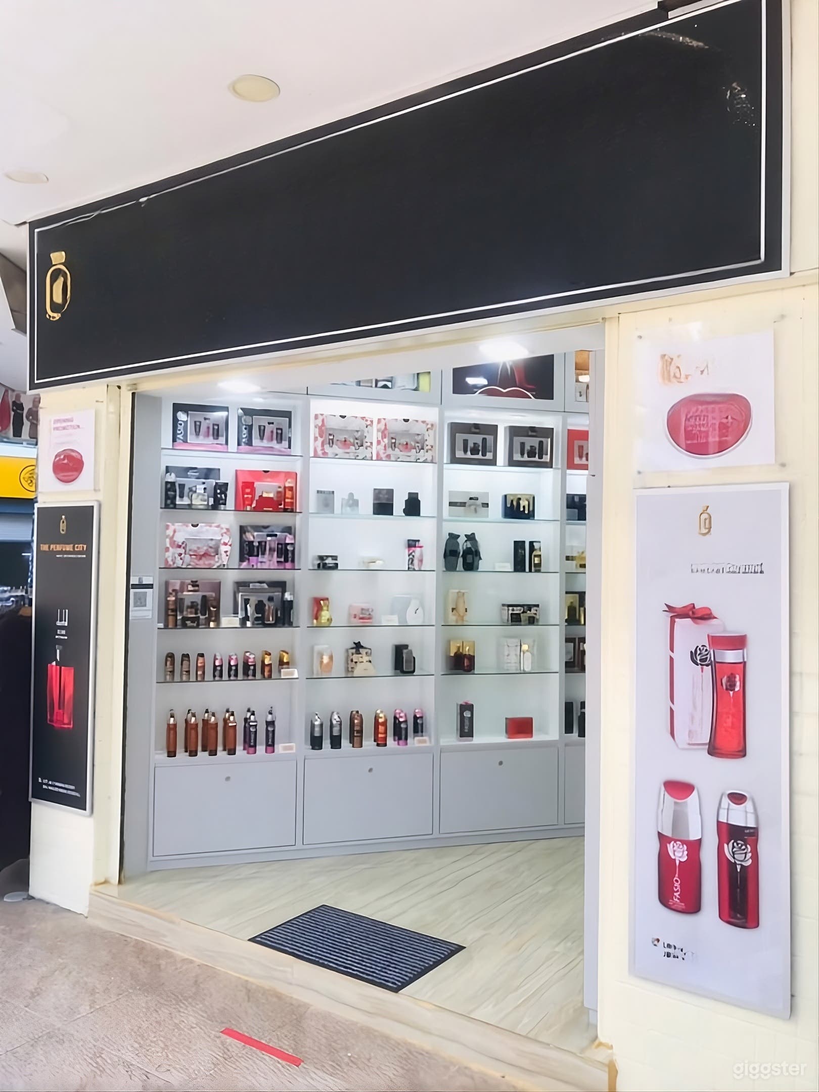Compact Perfume Shop for Filming Photo 3