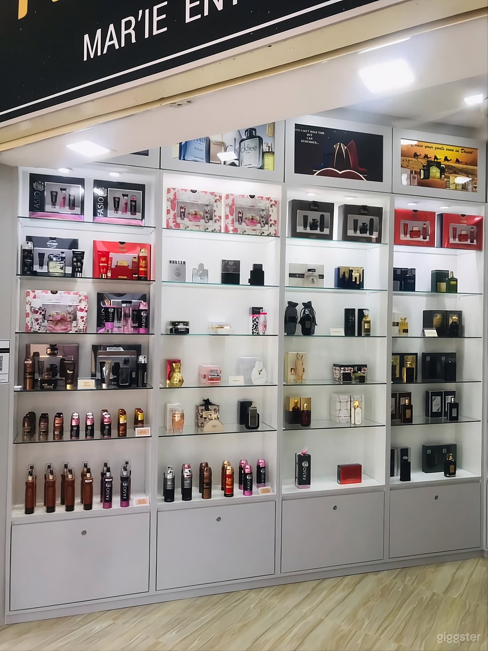 Compact Perfume Shop for Filming Photo 1