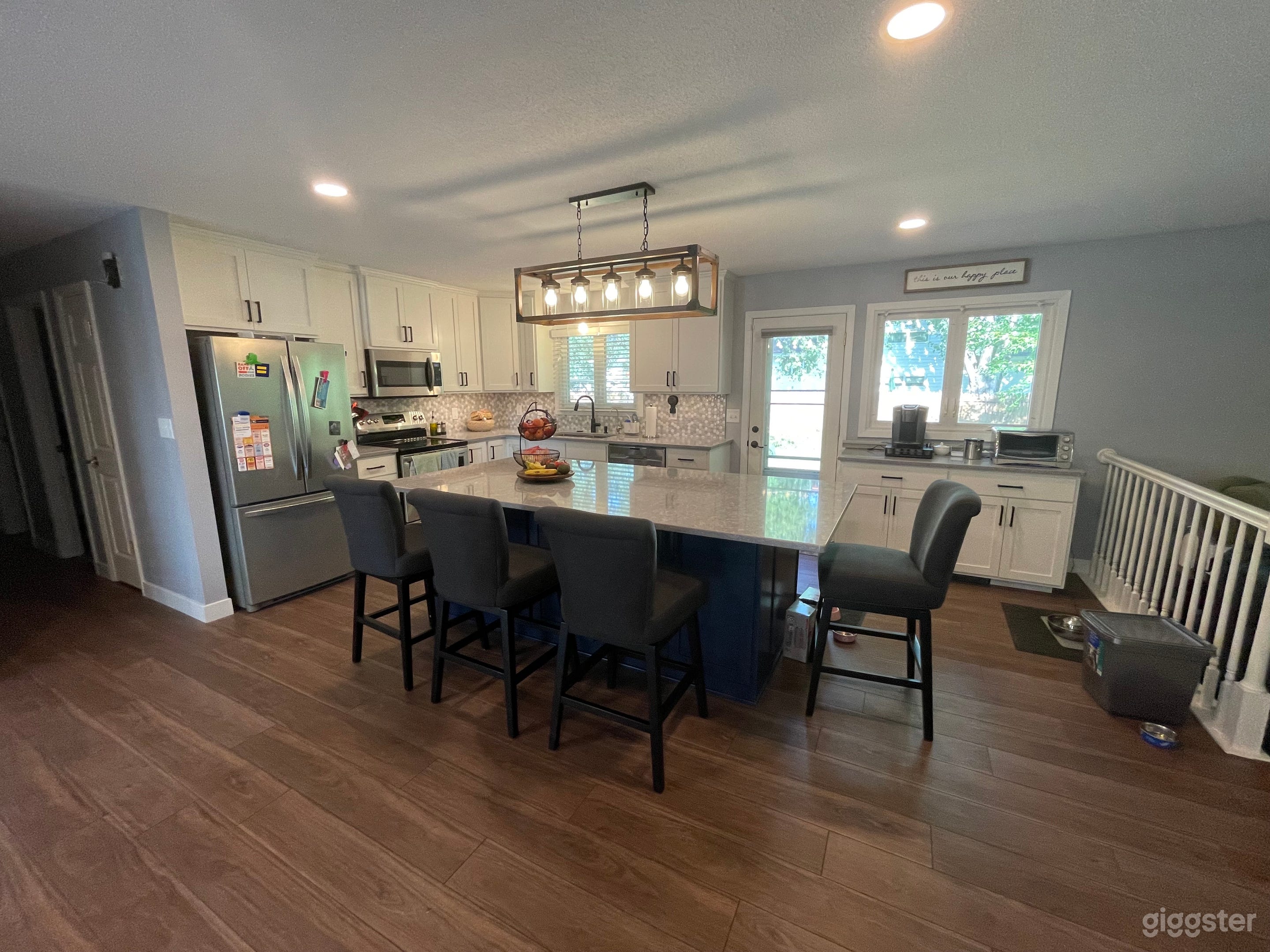 Cozy home with a completely remodeled new kitchen to film in Photo 2