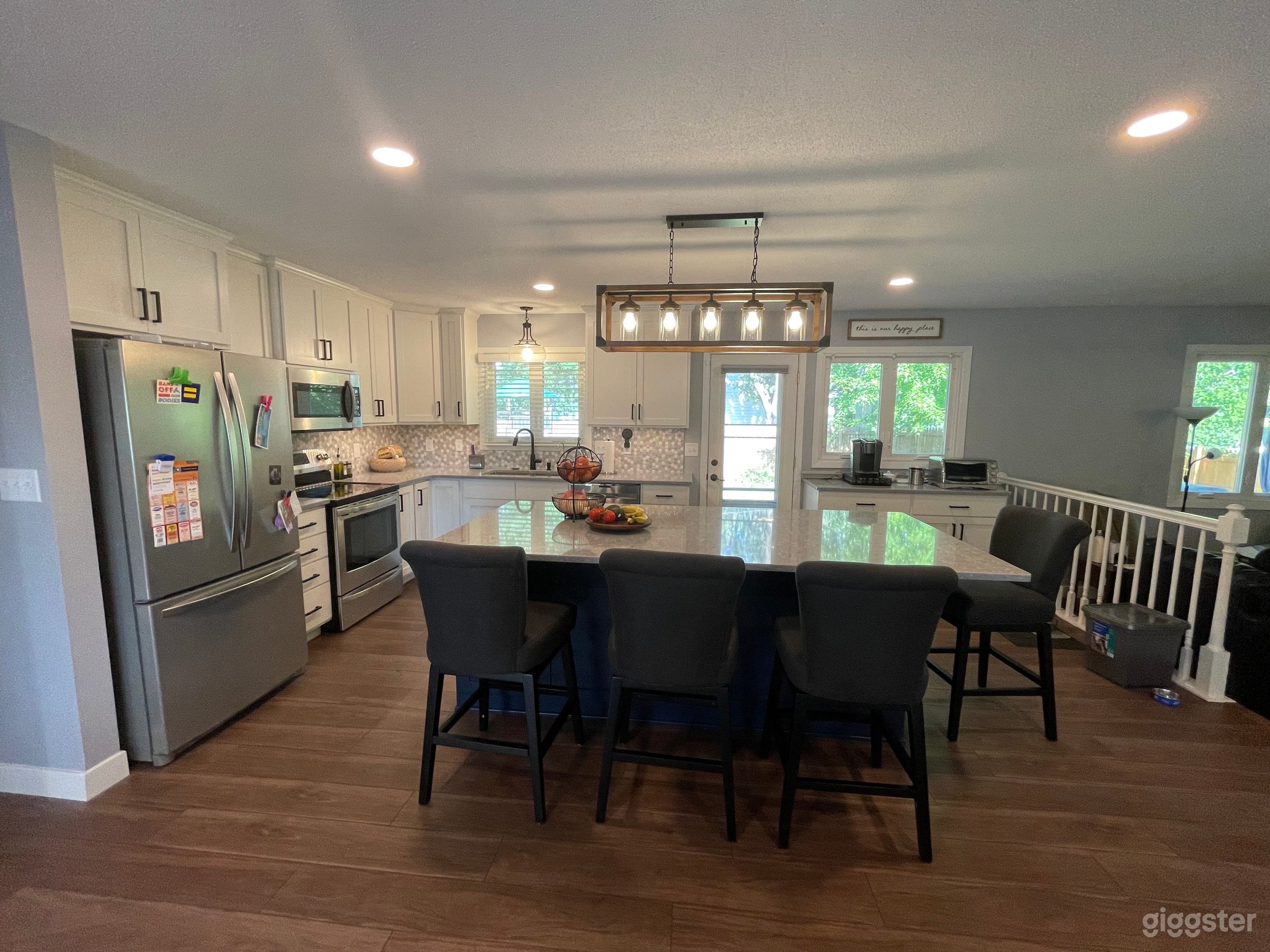 Cozy home with a completely remodeled new kitchen to film in Photo 1