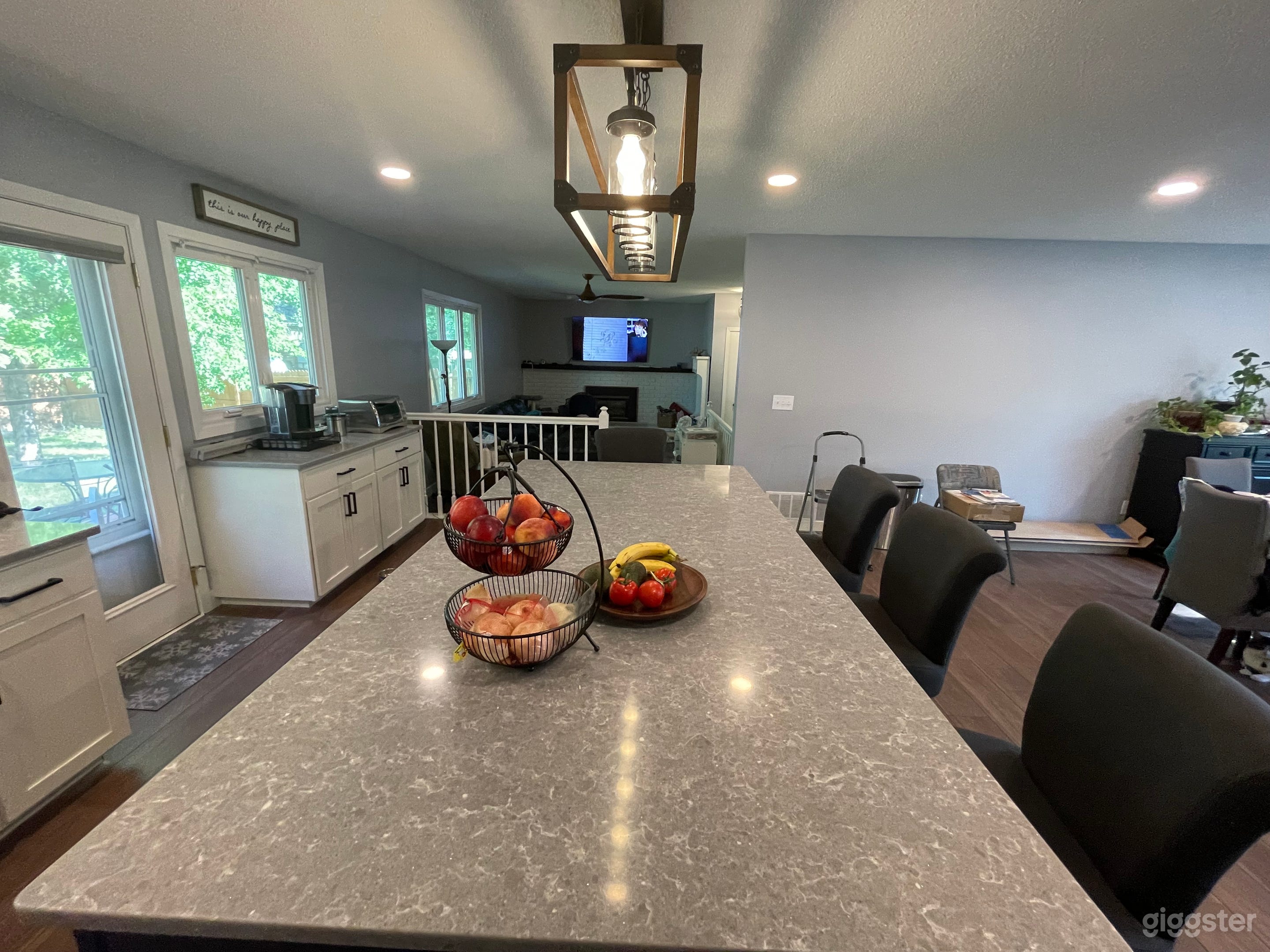 Cozy home with a completely remodeled new kitchen to film in Photo 3