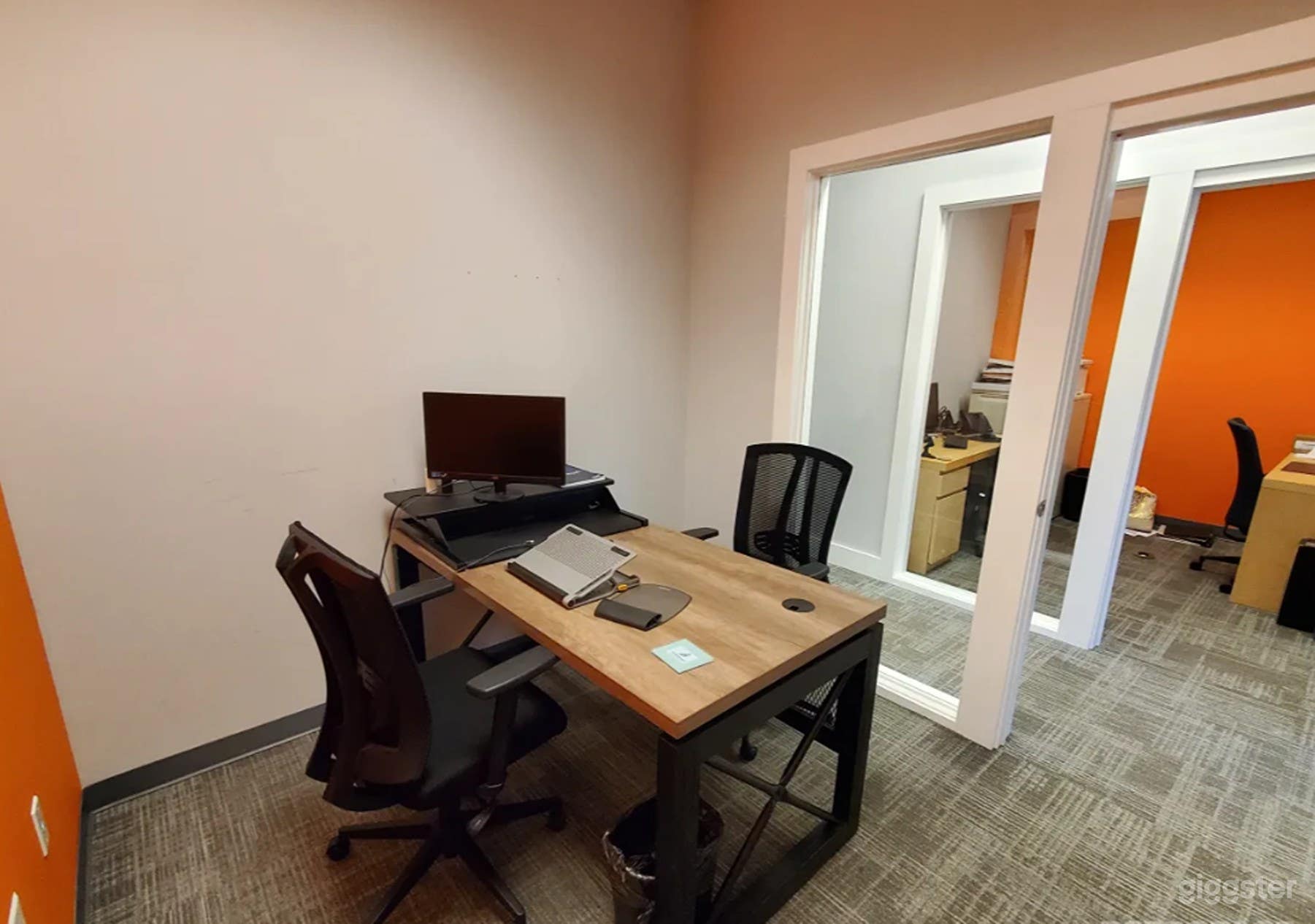 Comfortable meeting room Photo 1