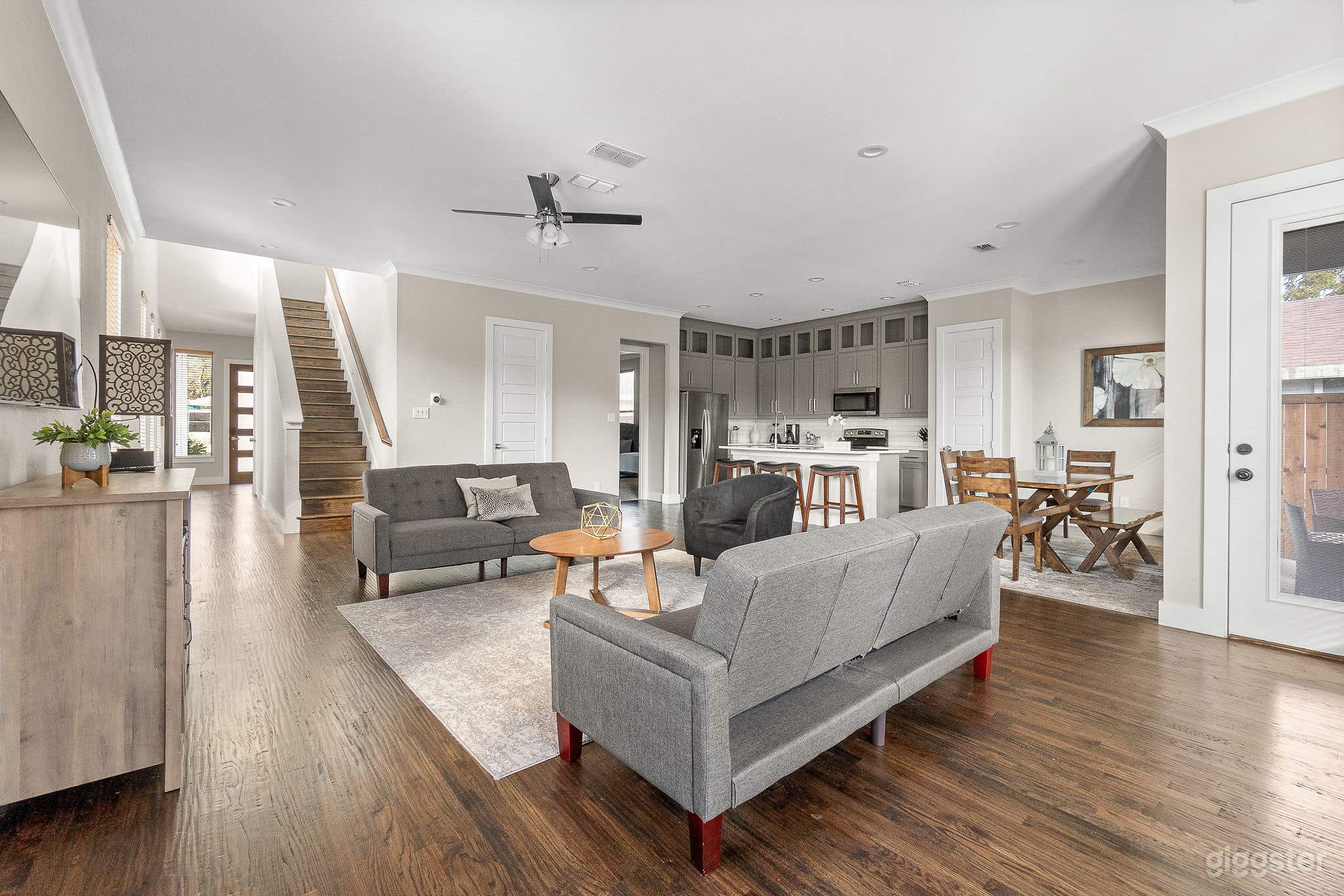 🎥 Versatile Creative Space with Bold Interiors Photo 2