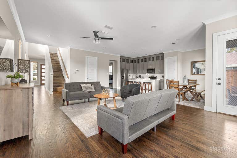  🎥 Versatile Creative Space with Bold Interiors 