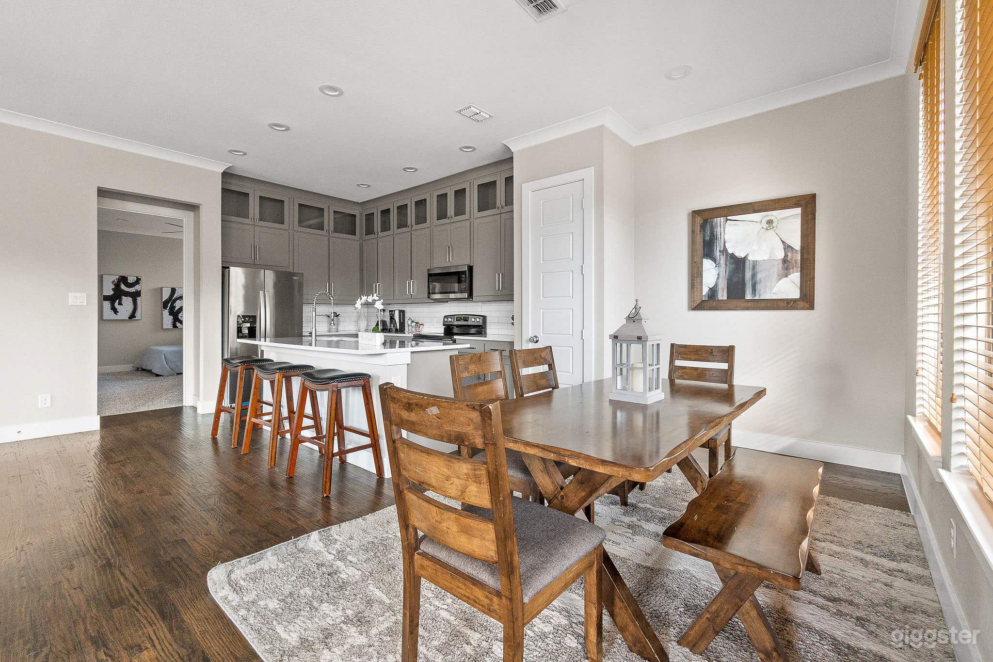 🎥 Versatile Creative Space with Bold Interiors Photo 3