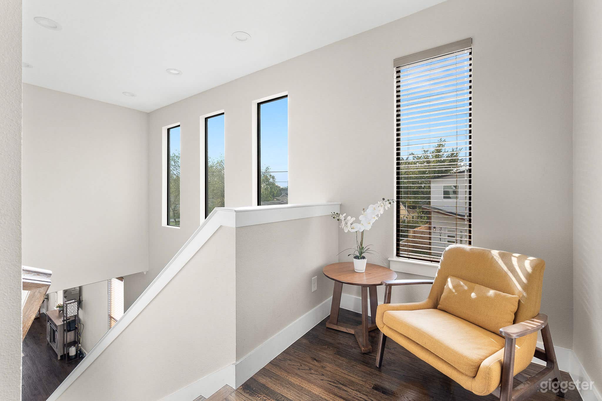 🎥 Versatile Creative Space with Bold Interiors Photo 4