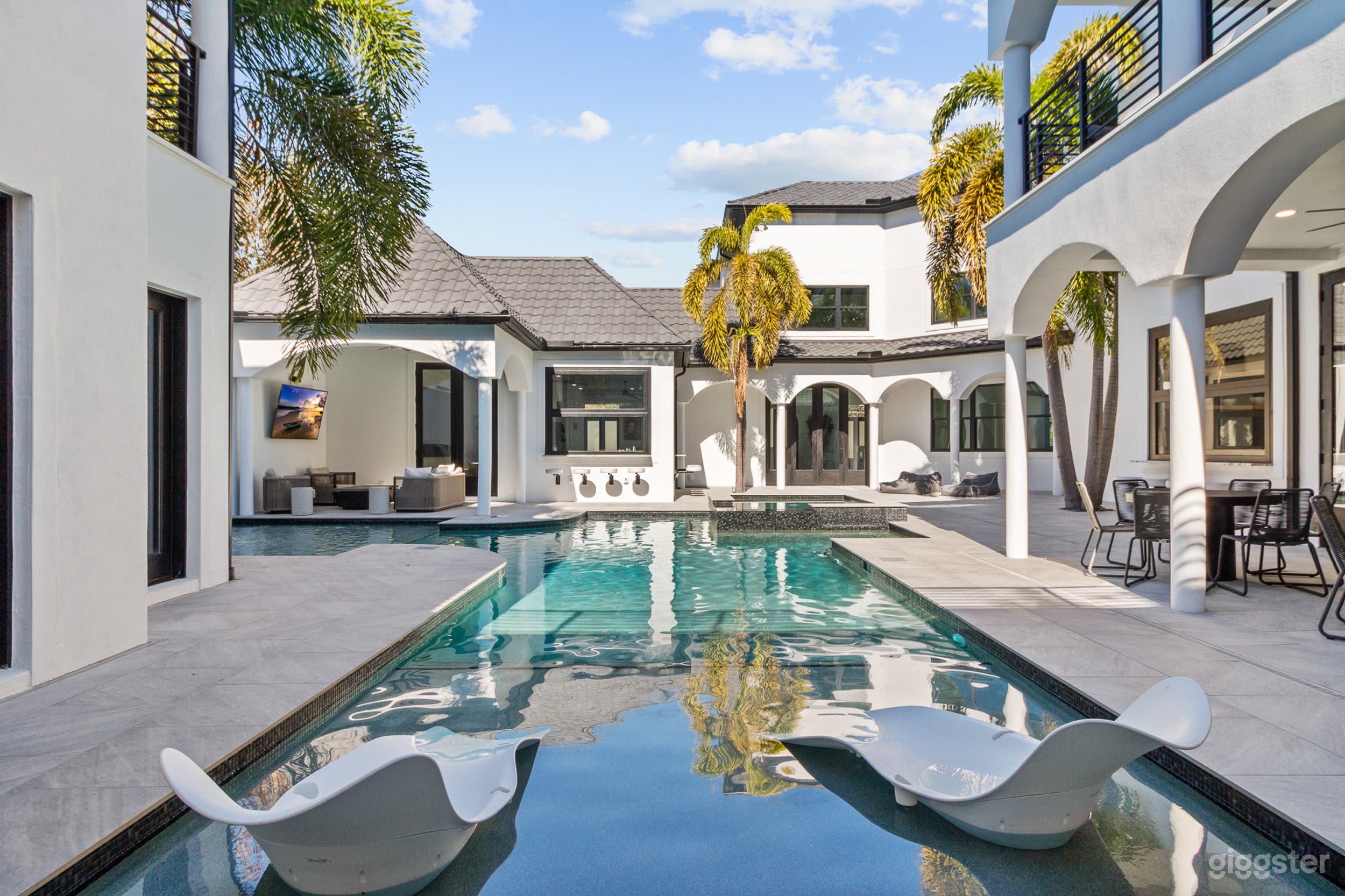 S. Tampa Mansion Unique ~ Pool ~ Privacy ~ 20k SF Photo 2