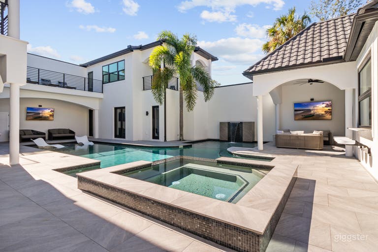  S. Tampa Mansion Unique ~ Pool ~ Privacy ~ 20k SF 