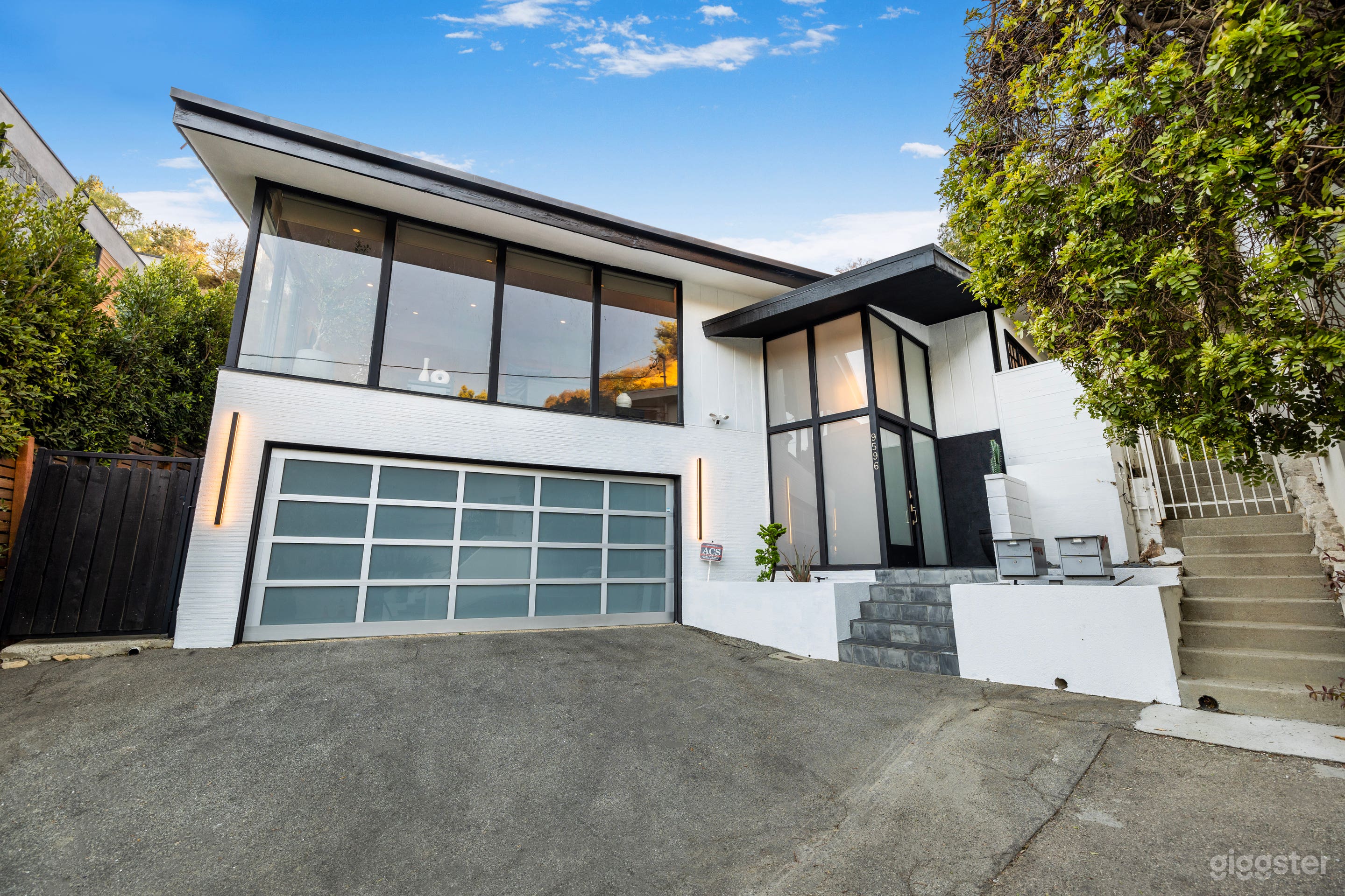 SHIRLY LANE MODERN RANCH/ HILLSIDE VIEWS/ POOL Photo 2