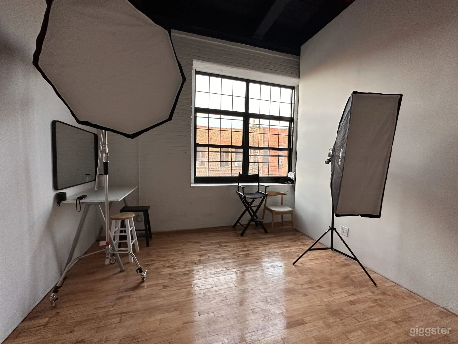 Super Affordable Equipment Included Studio Photo 4