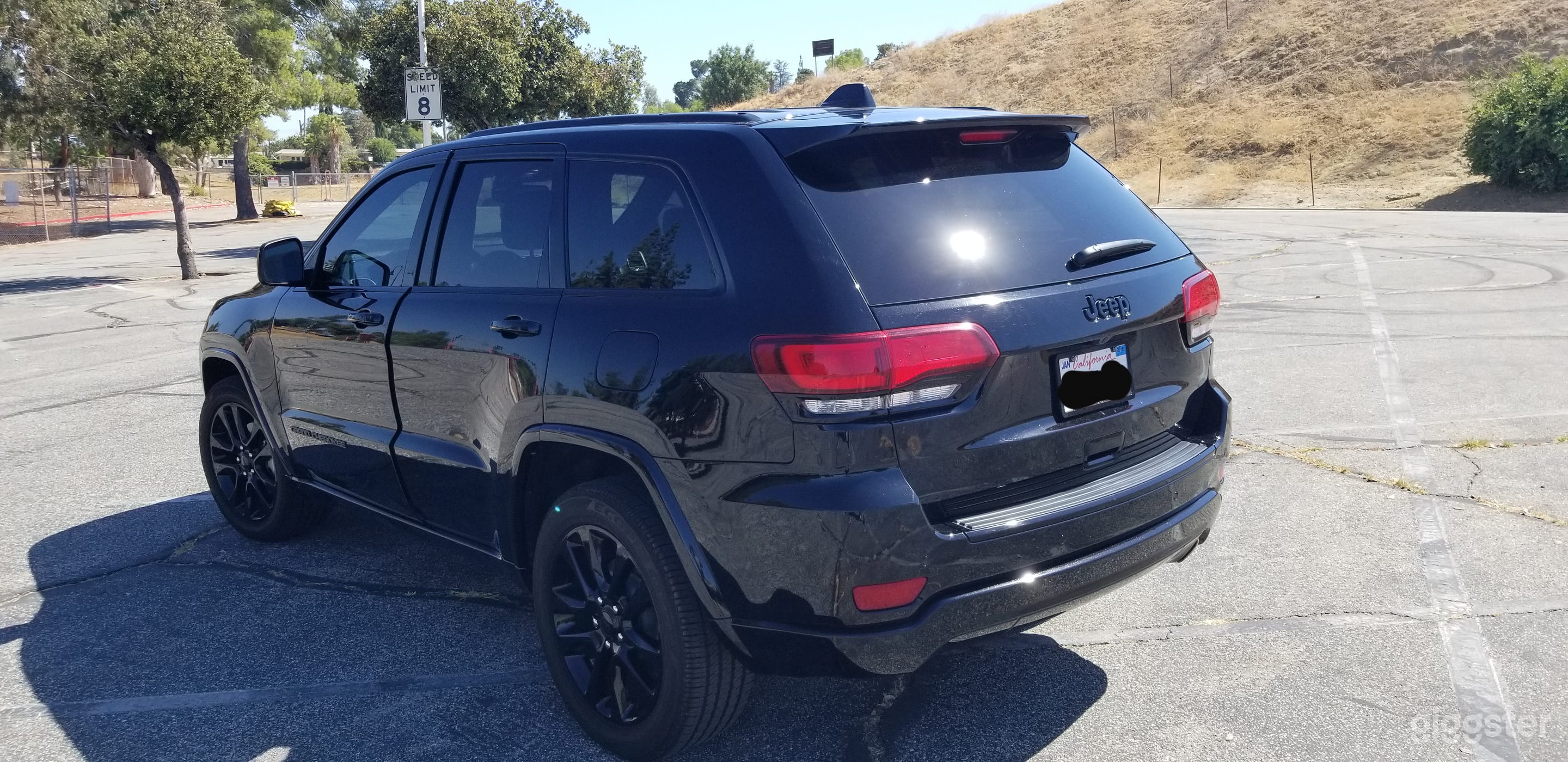 Blacked-out Jeep Grand Cherokee Photo 2