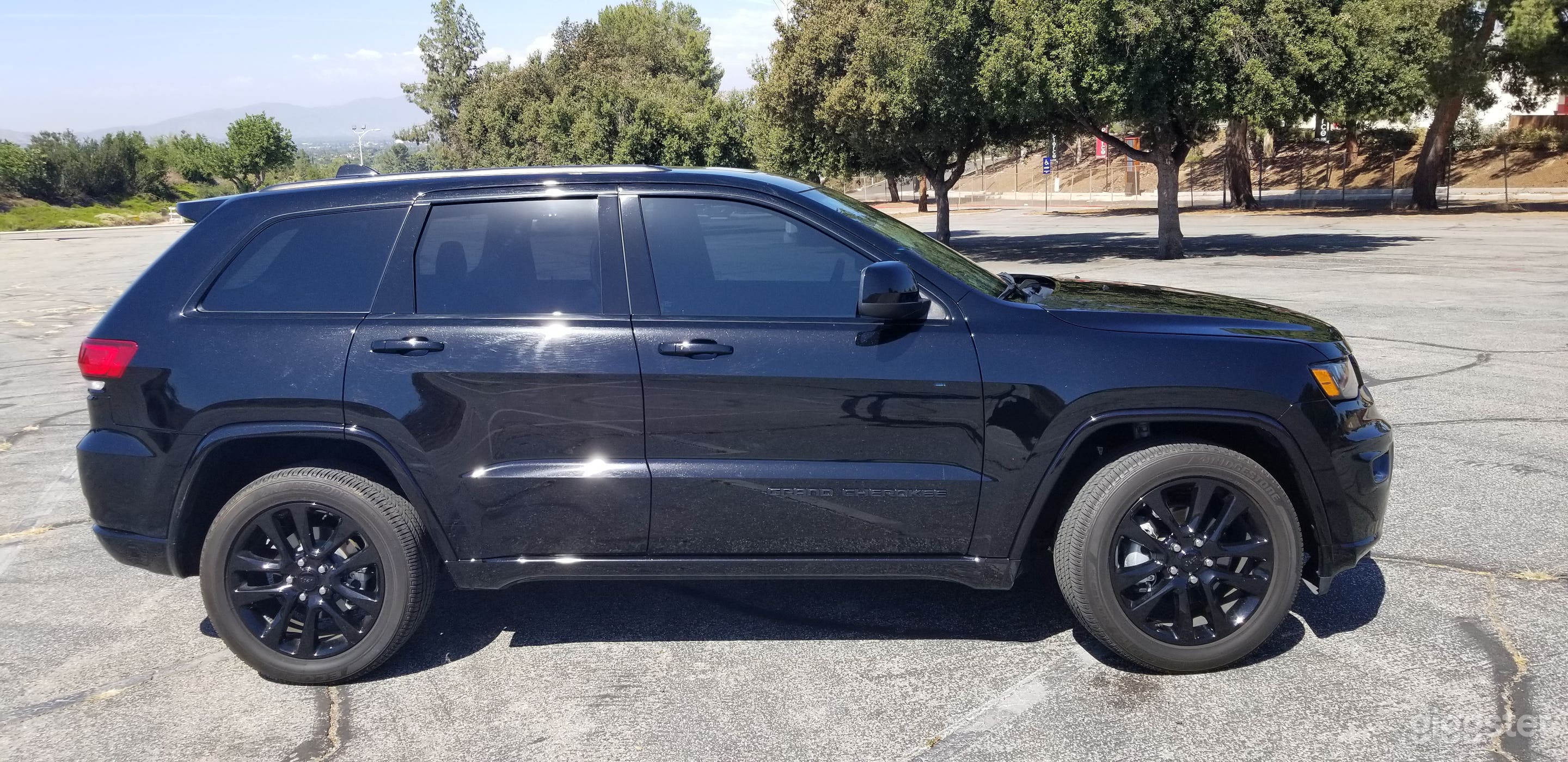 Blacked-out Jeep Grand Cherokee Photo 3