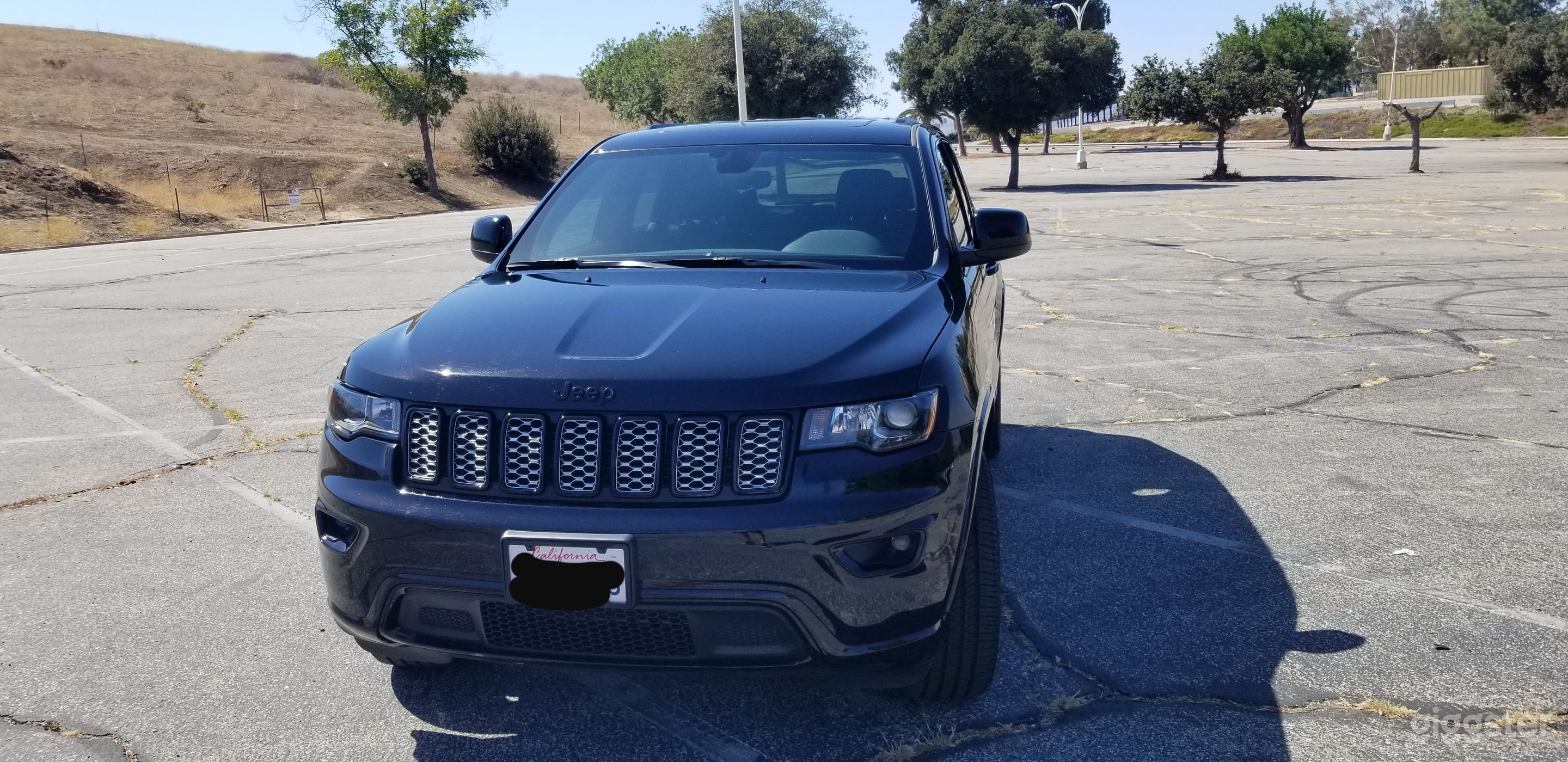 Blacked-out Jeep Grand Cherokee Photo 4