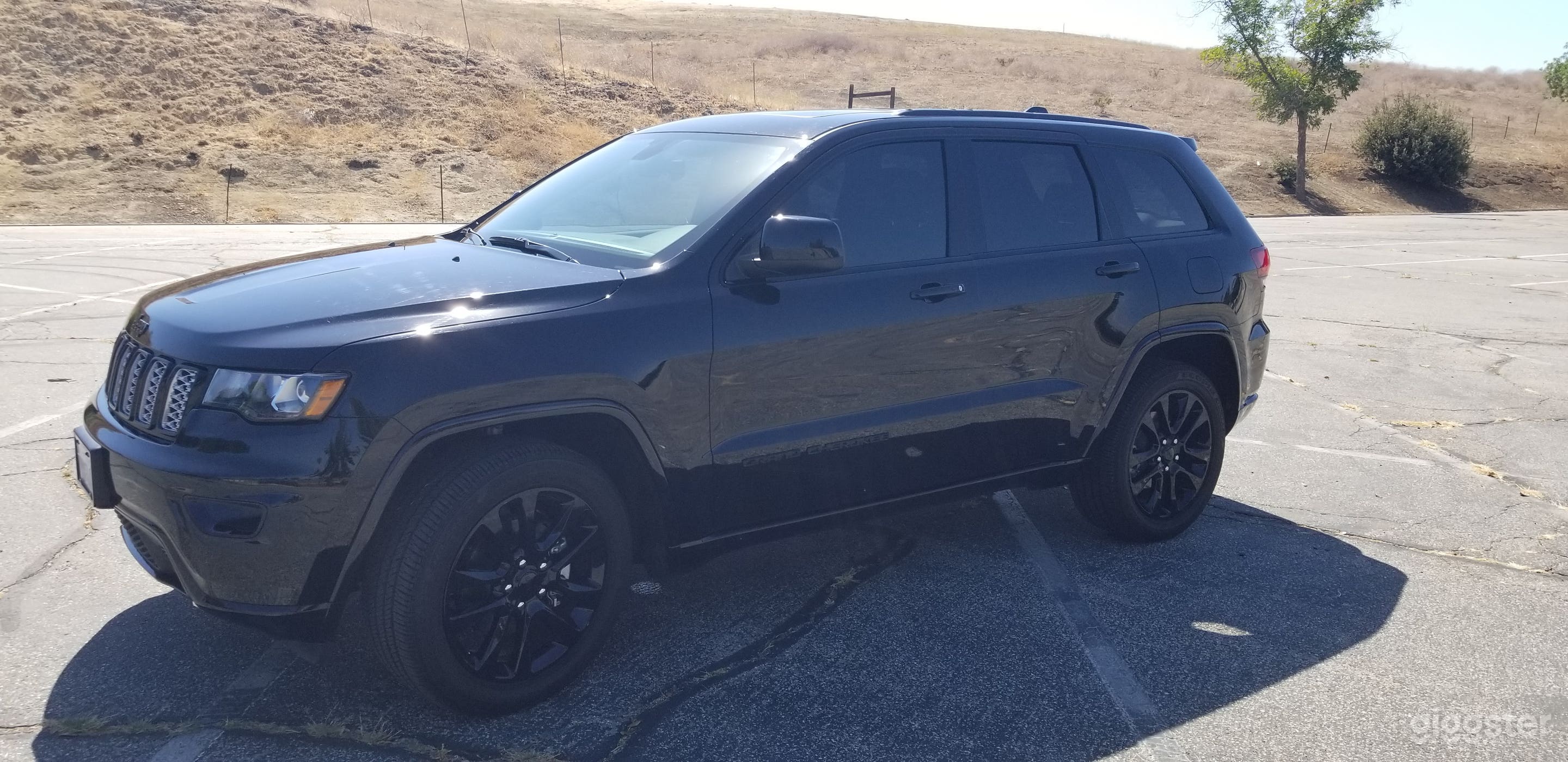 Blacked-out Jeep Grand Cherokee Photo 1