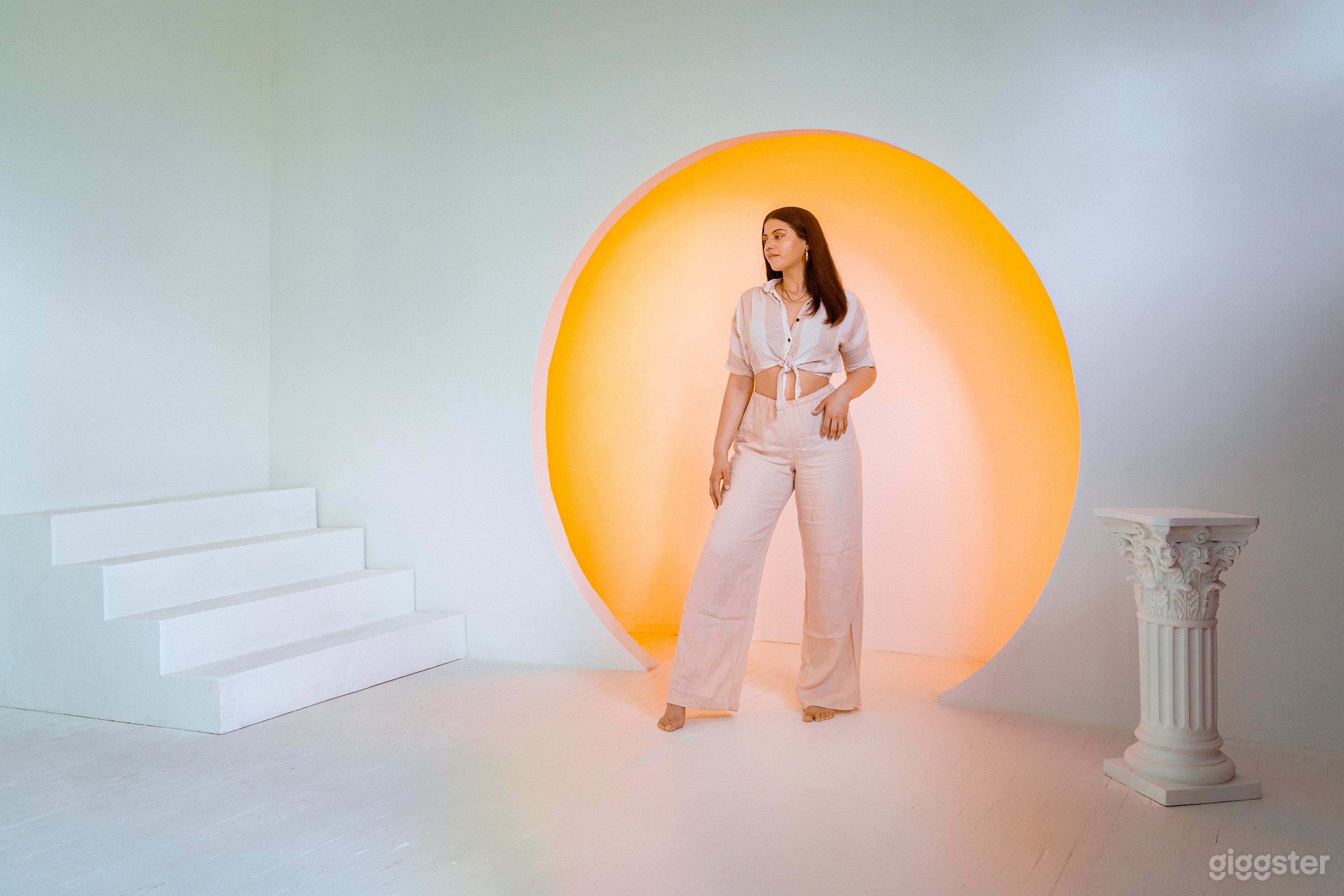 Minimal Circle Wall Studio with LED Color Lights Photo 2