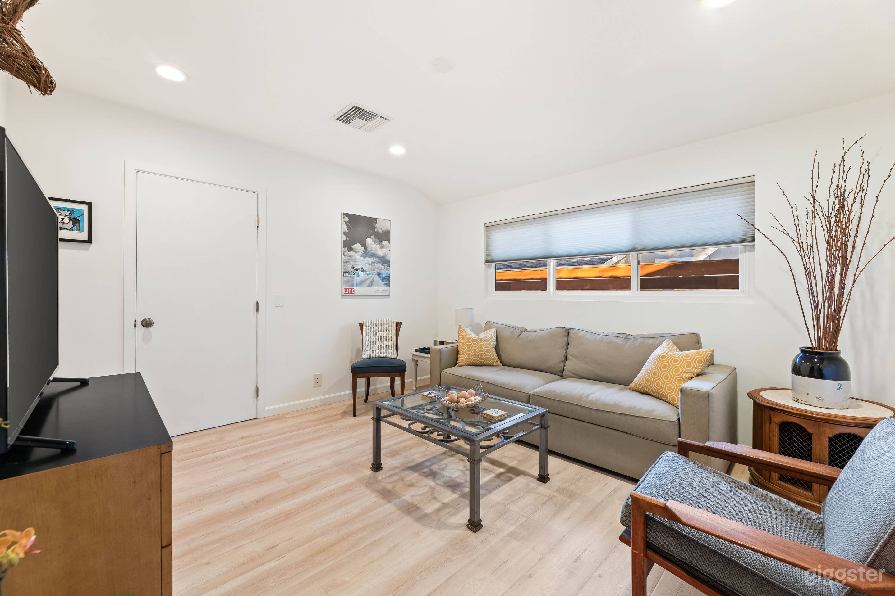 North Hills Guest Suite-Camera-Ready! Photo 4