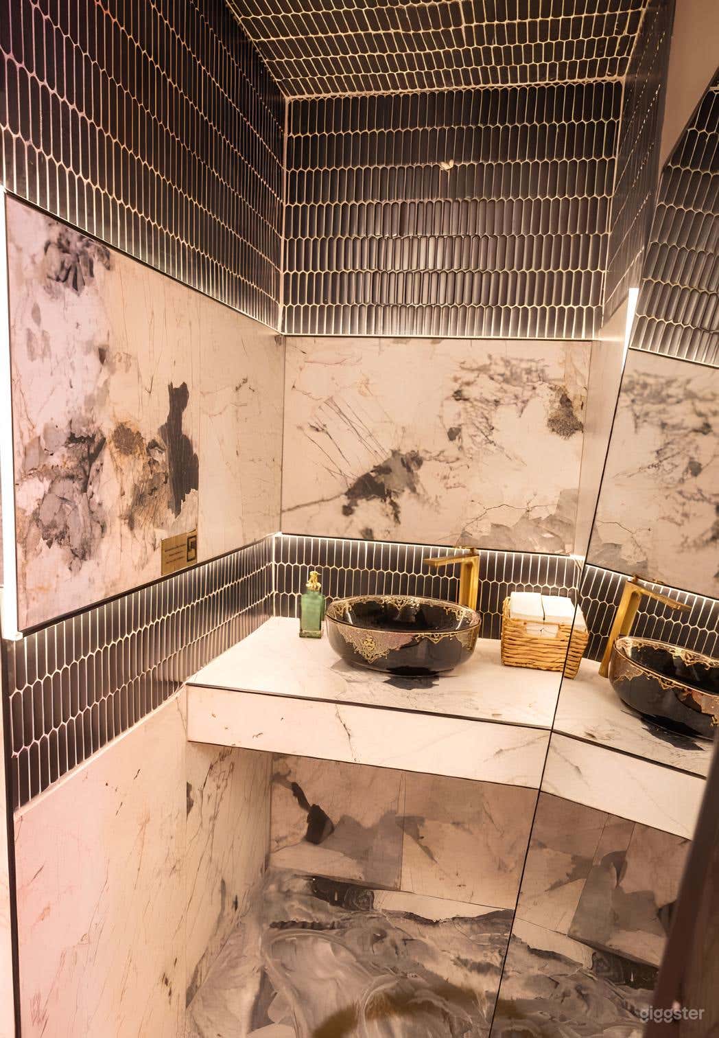 Radiant Bar Space Photo 4